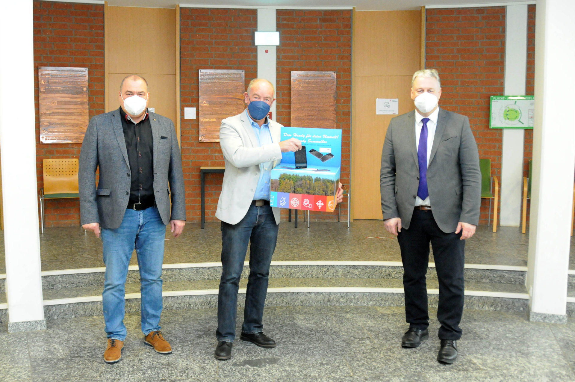 Landrat Richard Reisinger überreichte mit dem Leiter des Amtes für Abfallwirtschaft, Robert Graf (1.v.li.), die Sammelbox für Handys an den Kümmersbrucker Bürgermeister Roland Strehl Foto: Christine Hollederer