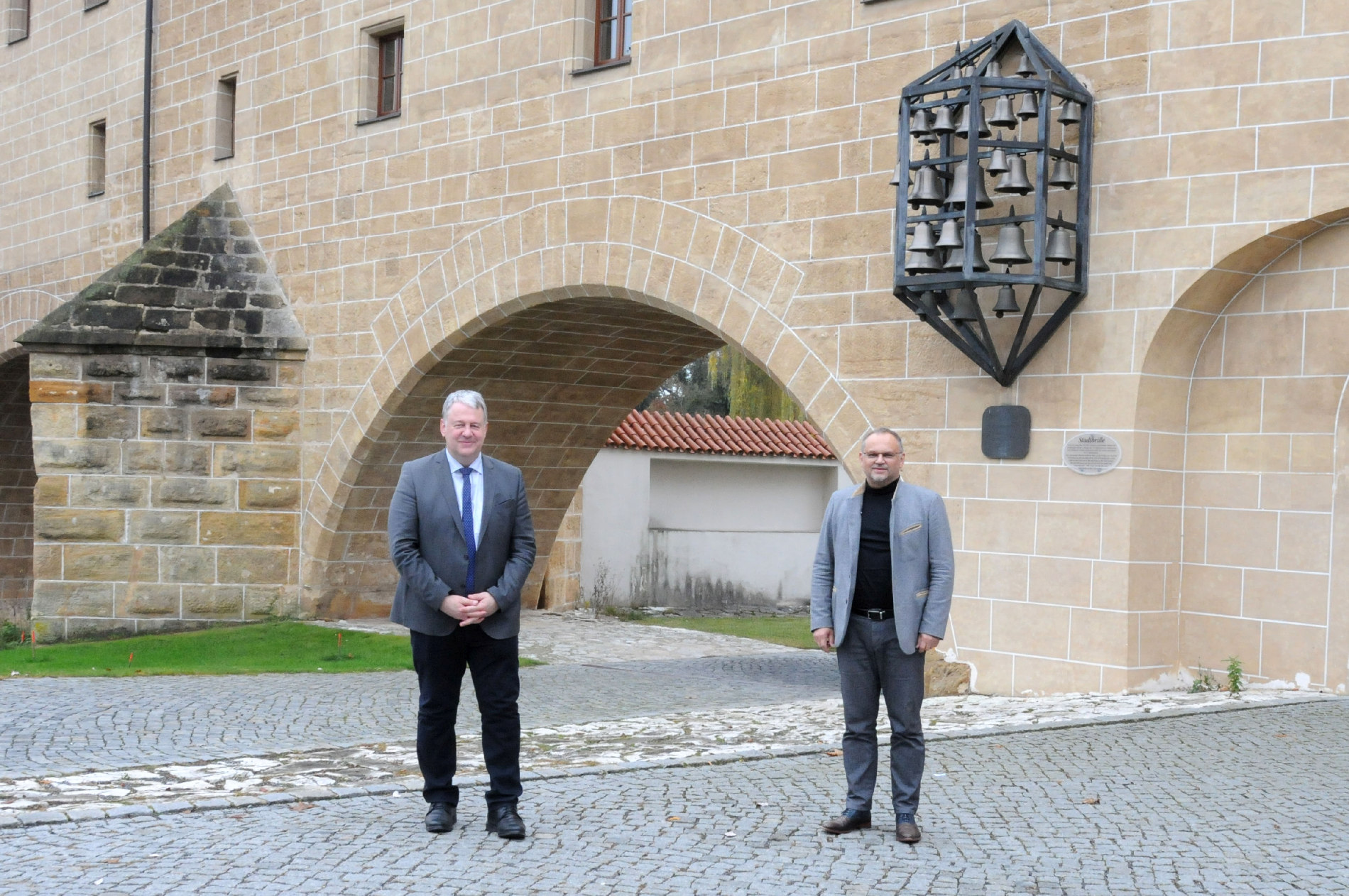 Der Ton zwischen Landrat Richard Reisinger und Behördenleiter Kurt Hillinger (v.li.) soll ähnlich harmonisch sein wie die Klänge des Glockenspiels im Landratsamt Amberg-Sulzbach Foto: Christine Hollederer