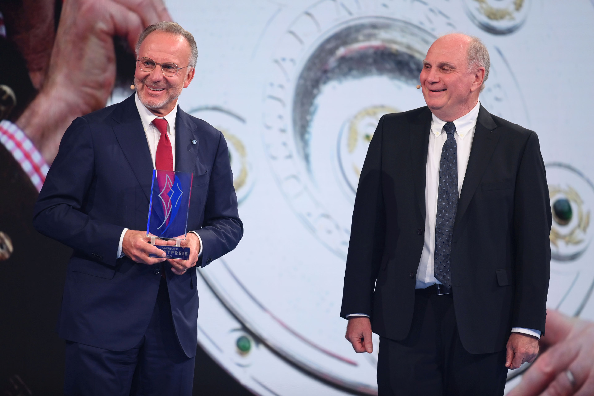 Karl-Heinz Rummenigge bekommt den Preis in der Kategorie "Sportliches Lebenswerk“ von Uli Hoeness bei der Verleihung des Bayerischen Sportpreis am 06.11.2021 in der BMW Welt in Muenchen.   Sportminister Joachim Herrmann verleiht den "Bayerischen Sportpreis 2021" in sechs Kategorien an bayerische Spitzensportler. Mit diesem Preis würdigt die bayerische Staatsregierung Sportlerinnen und Sportler, die in ihrer Sportart Herausragendes geleistet haben, die auf der ganzen Welt hohes Ansehen genießen und die oft Vorbilder für ganze Generationen sind. Foto: Sebastian Widmann / StMI