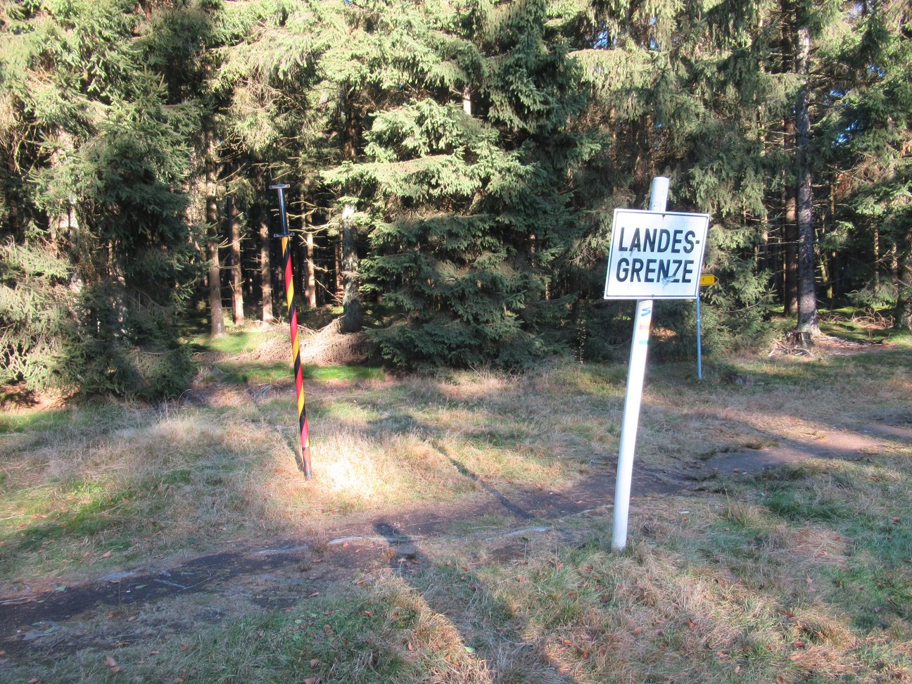 Das Deutschlandschild wurde abgeschraubt und entwendet Foto: Polizei Neustadt/Waldnaab