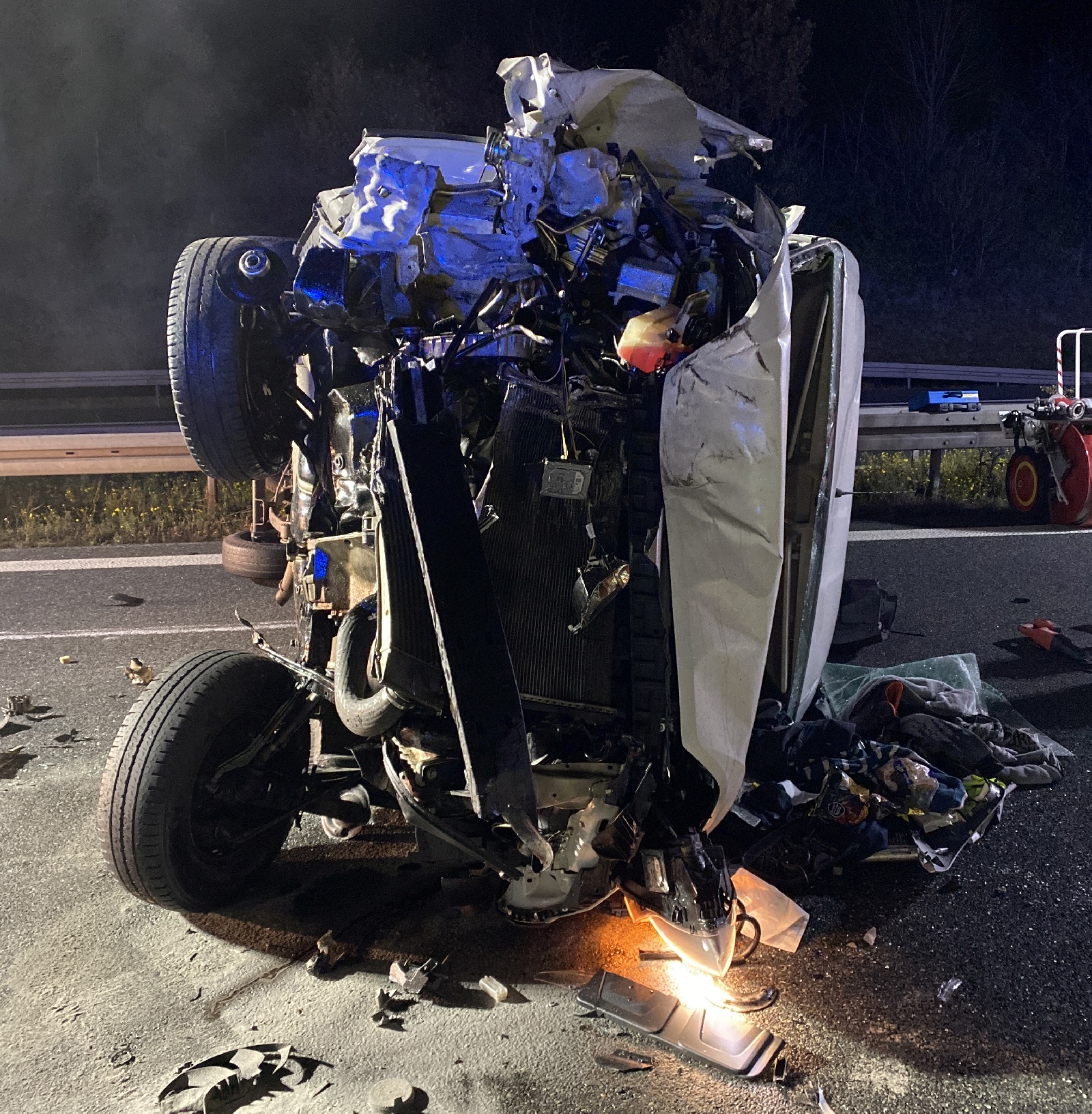 Der Kleintransporter fuhr ungebremst auf den Sattelzug auf Foto: Verkehrspolizei Amberg