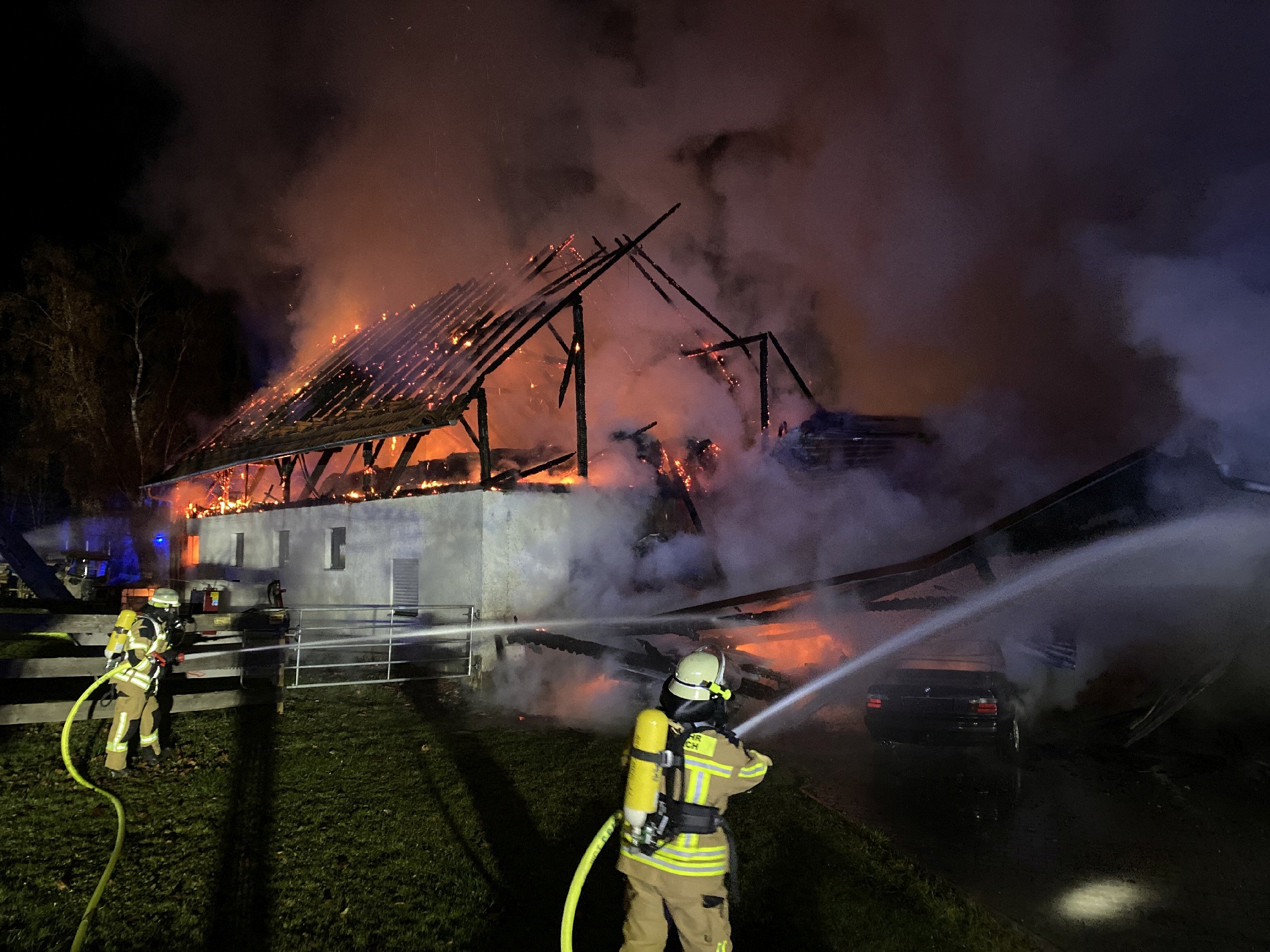 Beim Eintreffen der Rettungskräfte stand die Halle bereits im Vollbrand Foto: Polizei Amberg