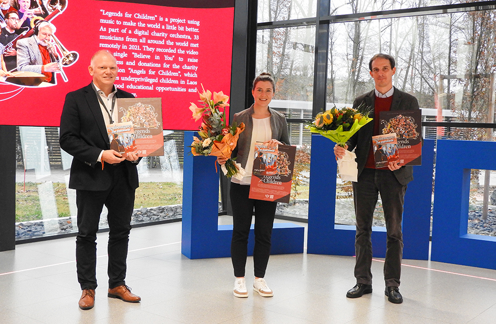 Die  Hauptakteure  (v.l.n.r.)  Werner  Schreml,  Linda  Hellmold  und  Dr.  Markus  Ringer  erhielten  Präsente als Dankeschön Foto: Sebastian Gmeiner