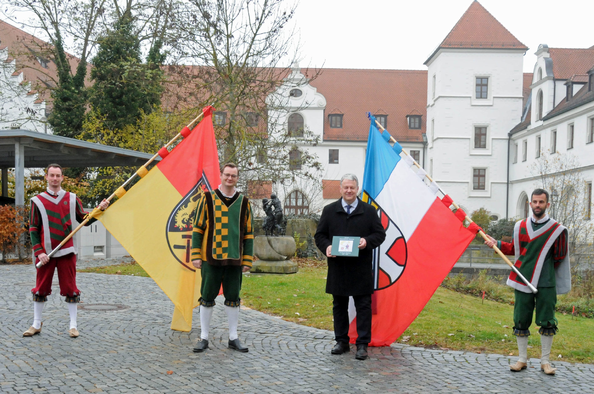 Fahnenschwinger Gebenbach zu Besuch bei Landrat Richard Reisinger