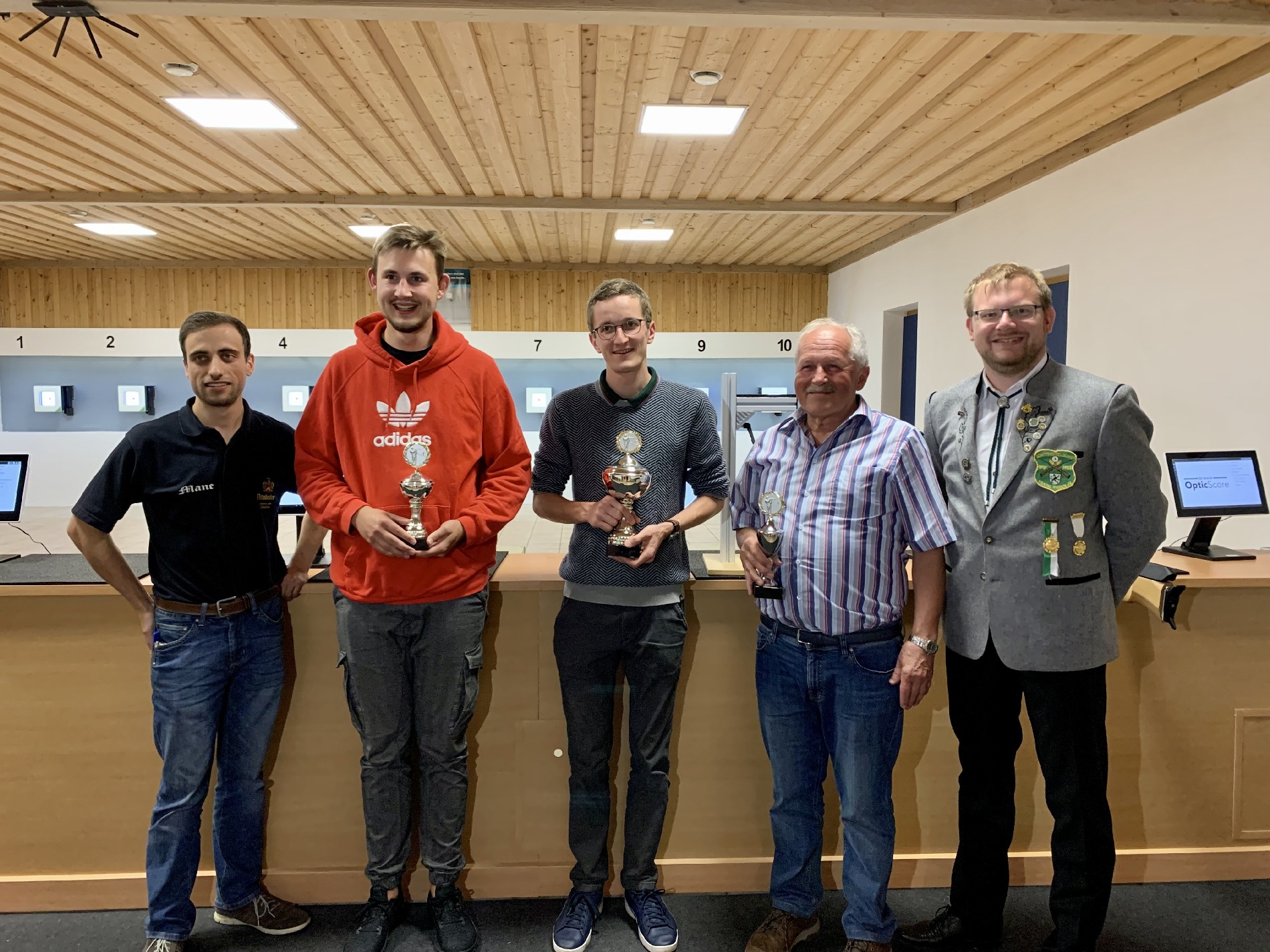 Die Sieger des Eröffnungsschießen mit Sportleiter Manfred Hiermann (links) und Schützenmeister Thomas Graf (rechts). Sieger Simon Wiesner (mitte), der zweitplazierte Bastian Klever (2. V. l) und Johann Weigert (2. V. r) Foto: Krämer Michaela