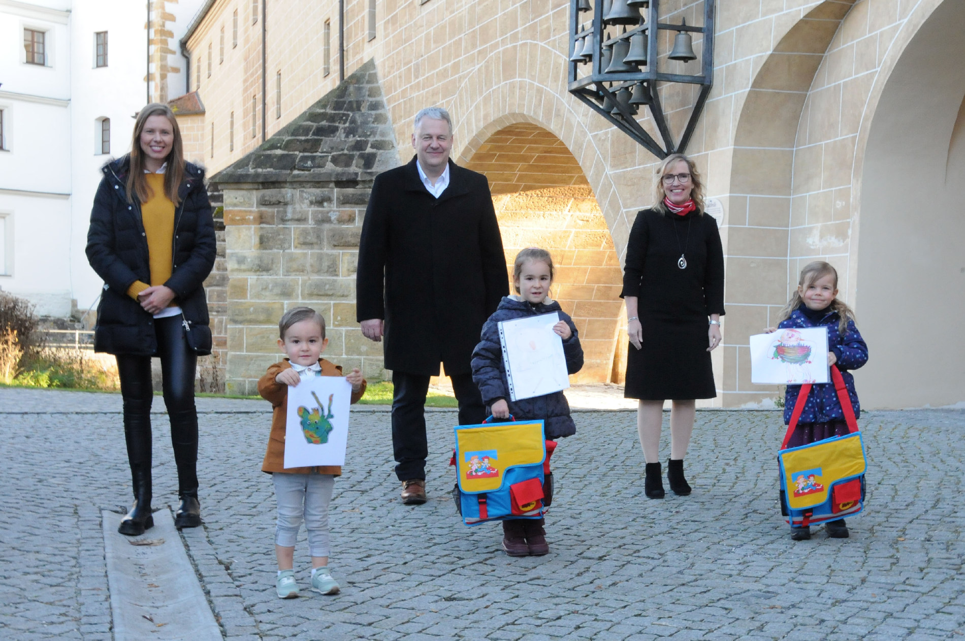 Das Foto zeigt von links: Martha Dütsch vom Jugendamt (KoKi), Noah Barth (2 Jahre) aus Hirschau, Landrat Richard Reisinger, Ida Übler (5 Jahre) aus Illschwang, Kathrin Schmidt von der Sparkasse Amberg-Sulzbach und Katharina Röbl (4 Jahre) aus Schnaittenbach Foto: Christine Hollederer