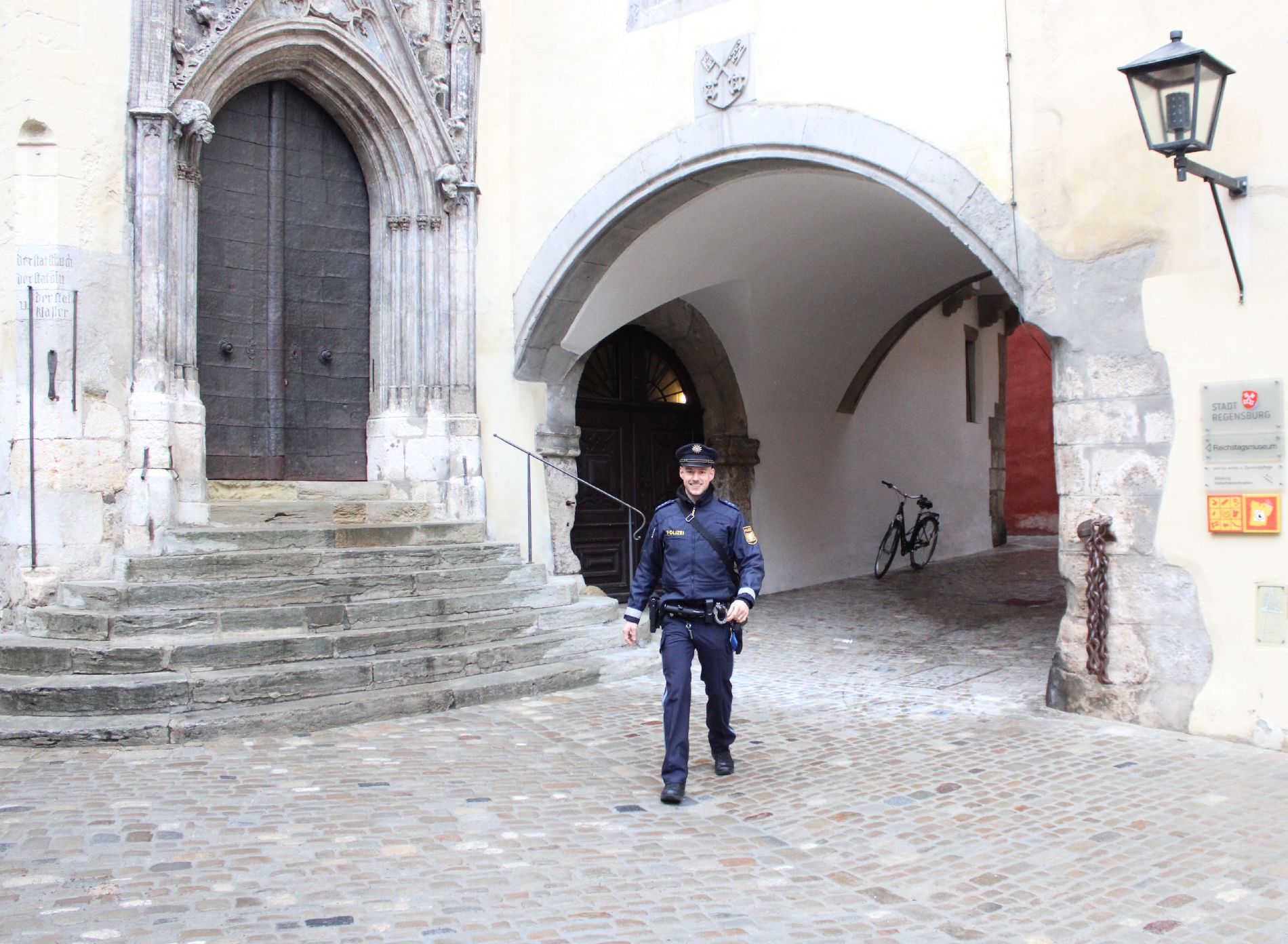  Polizeiobermeister Lukas Truckenbrodt unterwegs in der Regensburger Innenstadt Foto: POK Reitmeier, PI Regensburg Süd