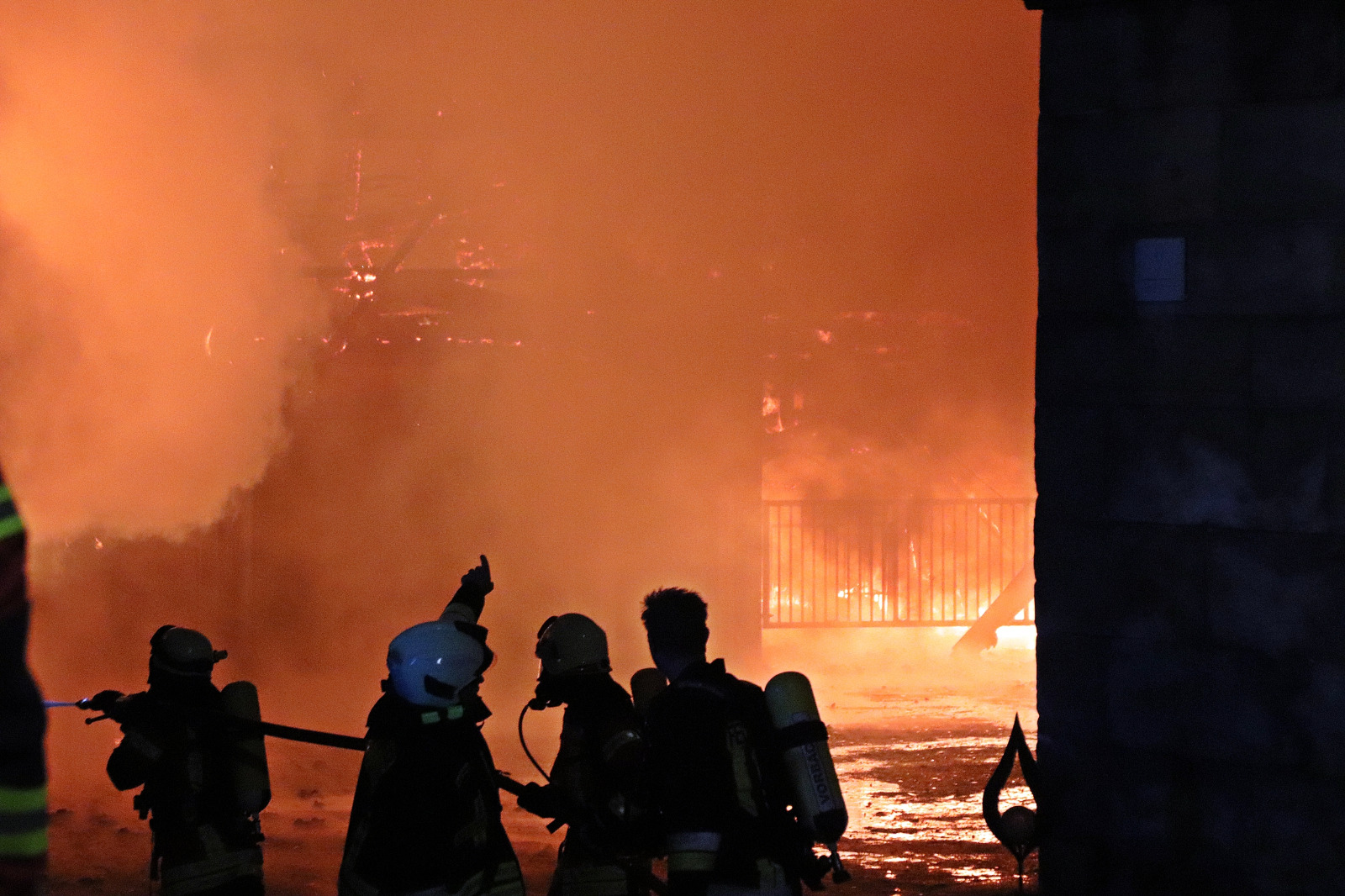 215 Feuerwehrangehörige (davon 19 Atemschutzträger), BRK, THW und Polizei waren vor Ort Foto: Oberpfalz Aktuell