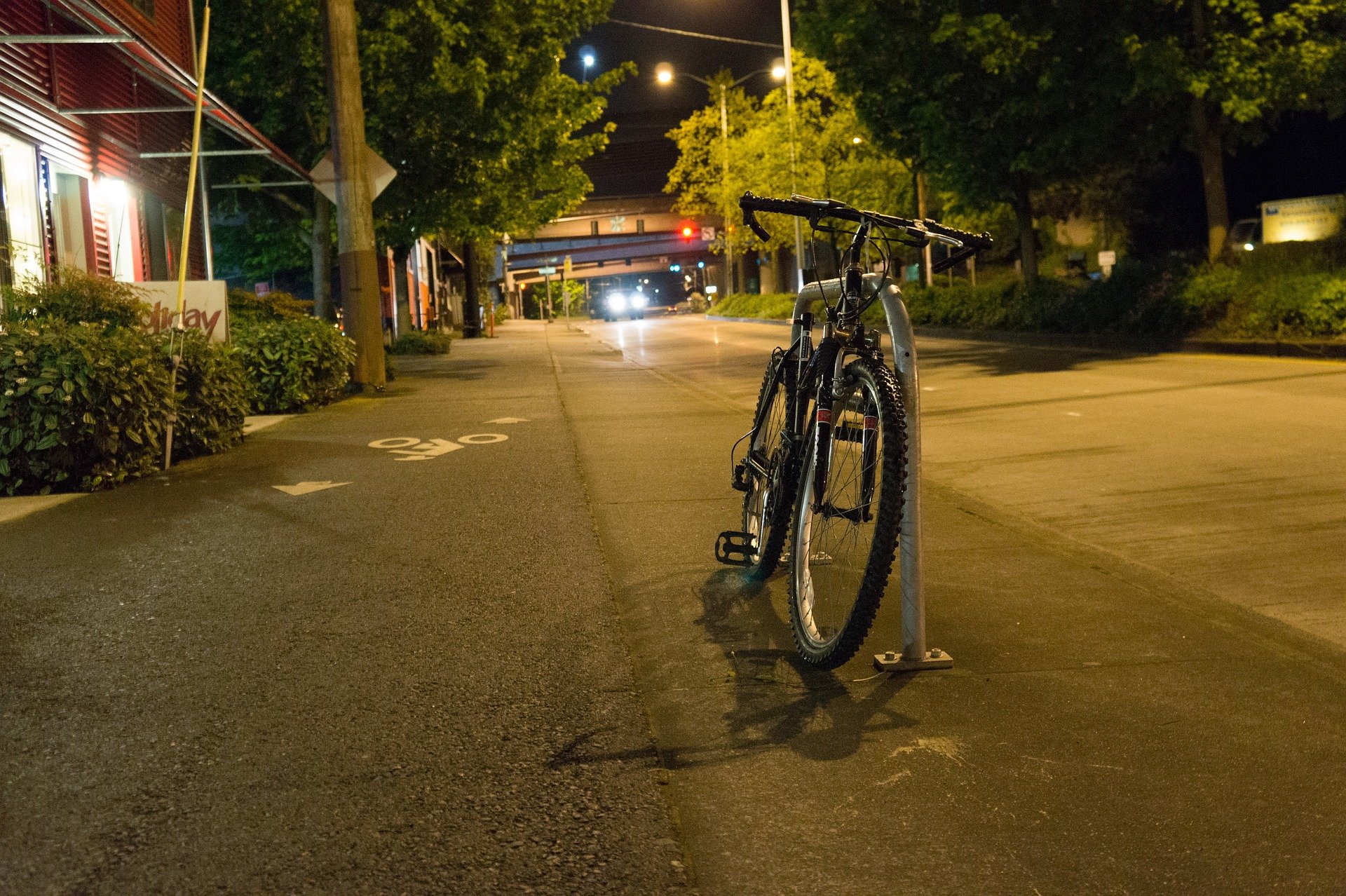Symbolbild: Fahrrad in der Nacht