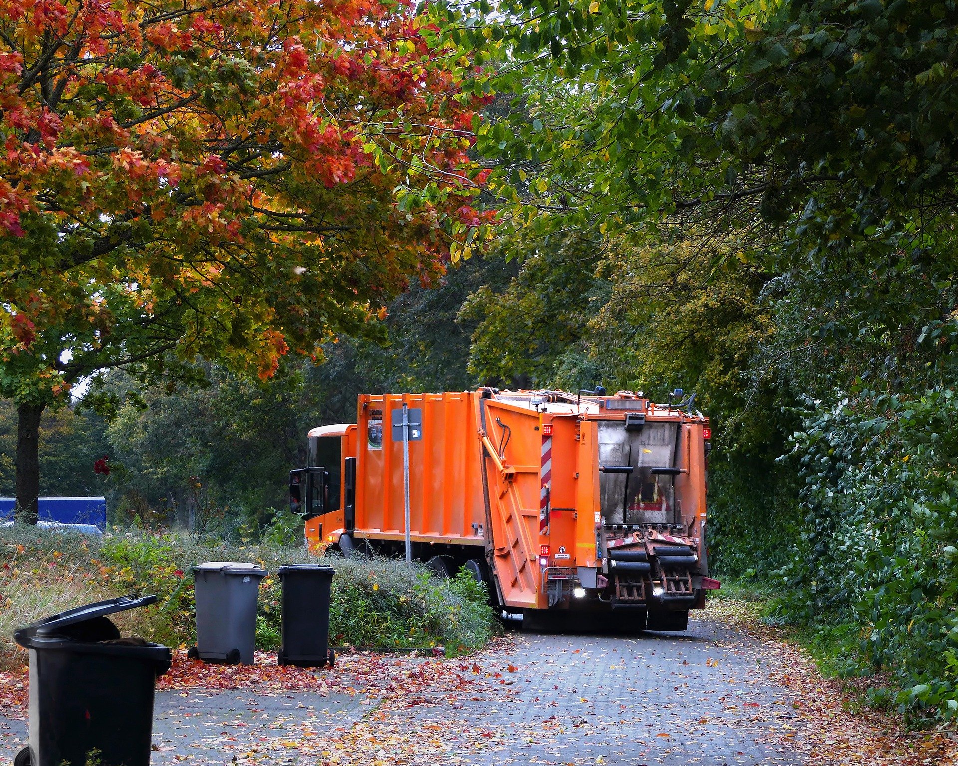 Pkw fährt gegen Müllwagen