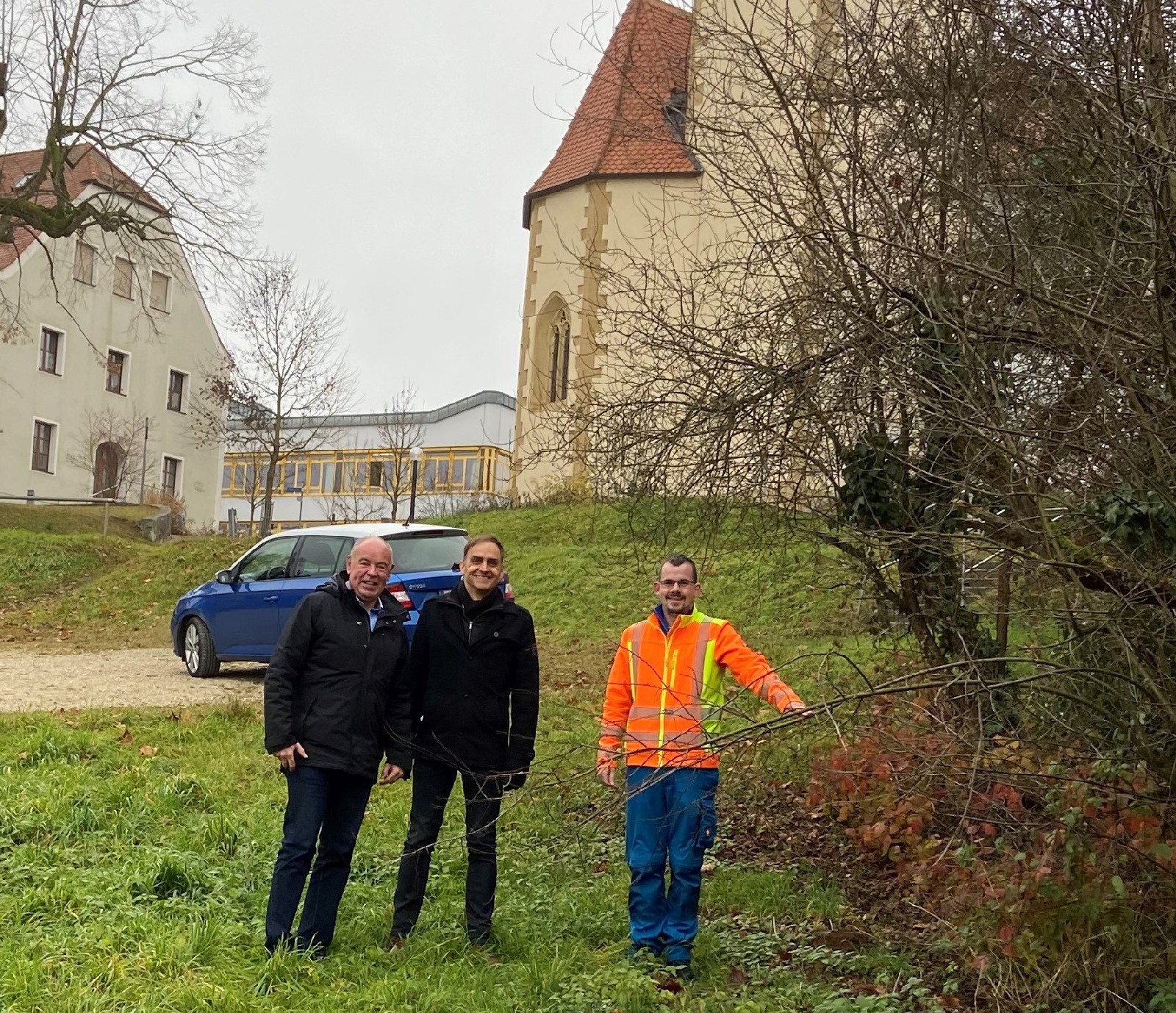 Bild: Dorfplatz Kümmersbruck mit Blick auf die Kirche Foto: Greiner