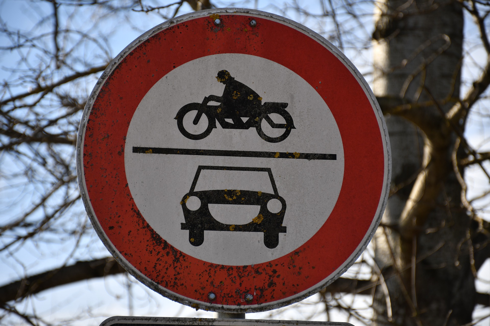 Symbolbild: Verkehrsschild Verbot für Kraftfahrzeuge 