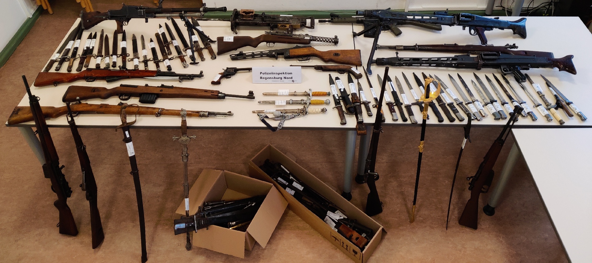 Polizei findet größere Menge an Waffen unter Dach in Regensburg