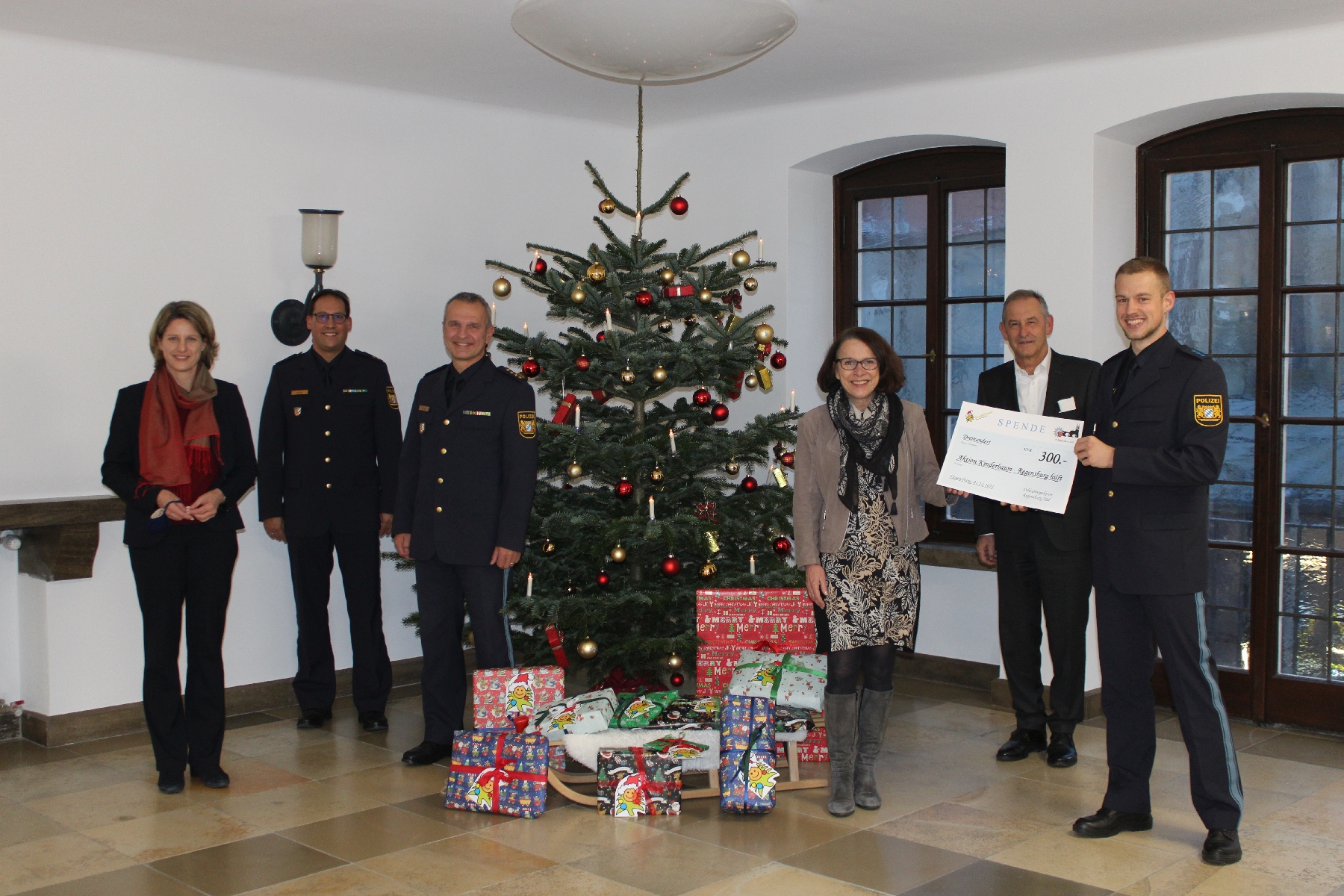 Bildunterschrift: LPD Roider und POM Truckenbrodt bei der Geschenkübergabe an OBin Maltz-Schwarzfischer Foto: Reitmeier, PI Regensburg Süd