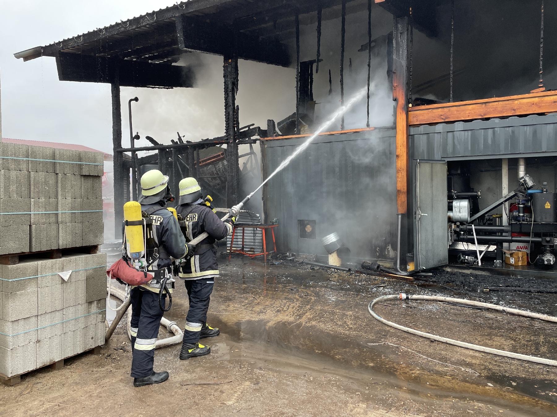 Brand einer Industriehalle in Weiding