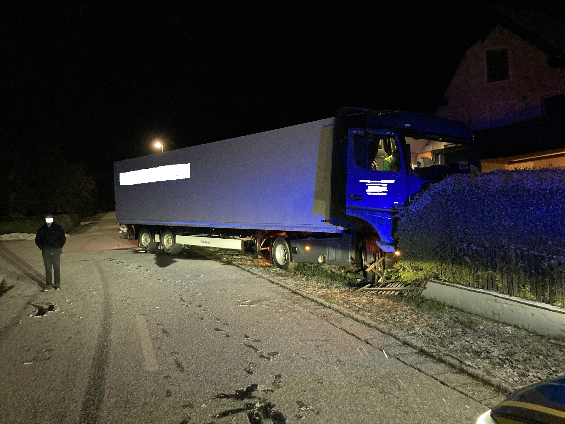 Aufgrund der Glätte und der Geschwindigkeit schaffte der LKW-Fahrer die Kurve nicht Foto: Polizei Sulzbach-Rosenberg