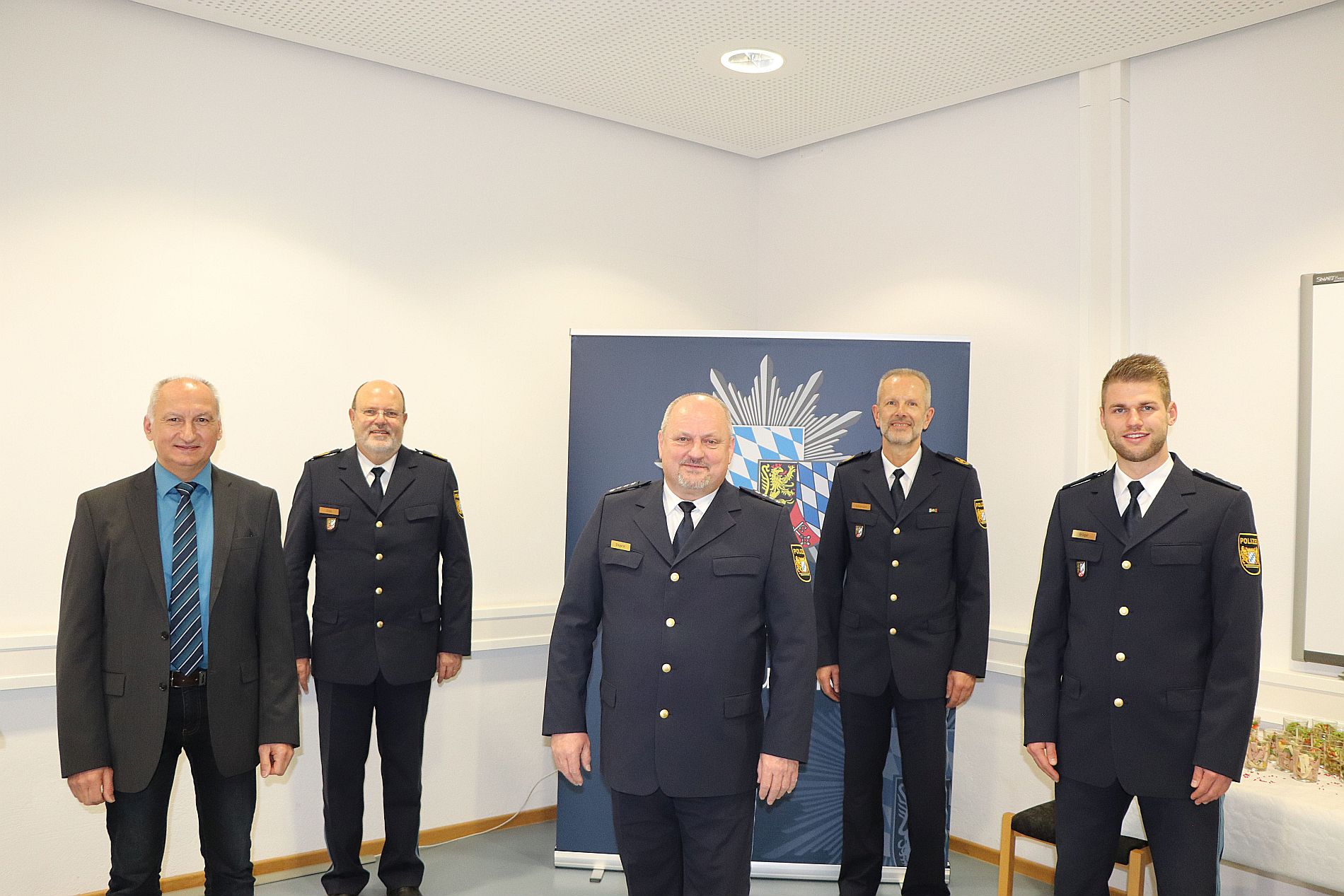 V.l.n.r.: Personalrat Erster Kriminalhauptkommissar Franz Eichenseher, Polizeipräsident Norbert Zink, Erster Polizeihauptkommissar Ludwig Stegerer, Polizeivizepräsident Thomas Schöniger, Polizeihauptkommissar Matthias Gröger Foto: Polizeipräsidium Oberpfalz