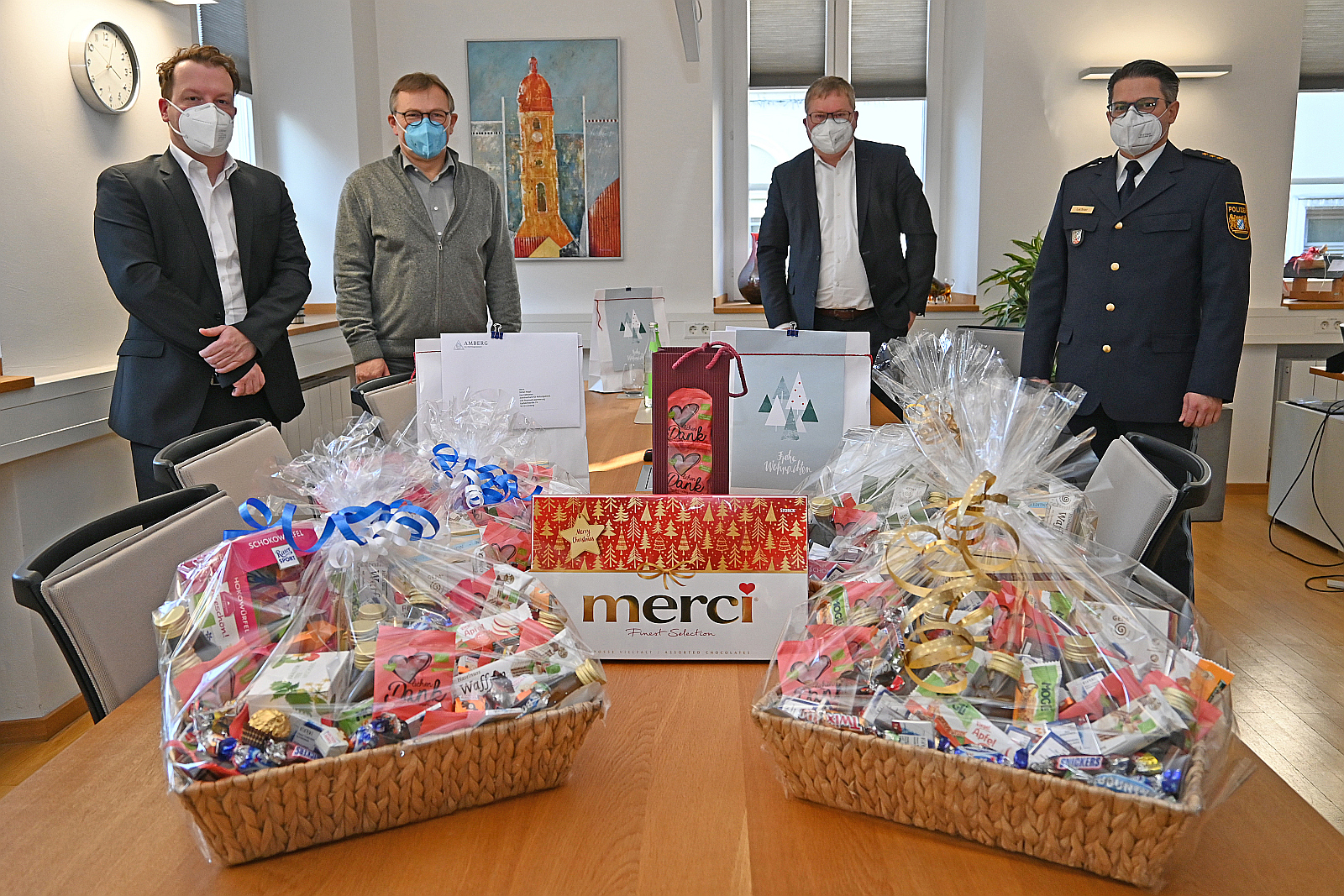 Ambergs OB Michael Cerny verteilt Dankeschön an Polizei, Klinikum und Rettungsdienst