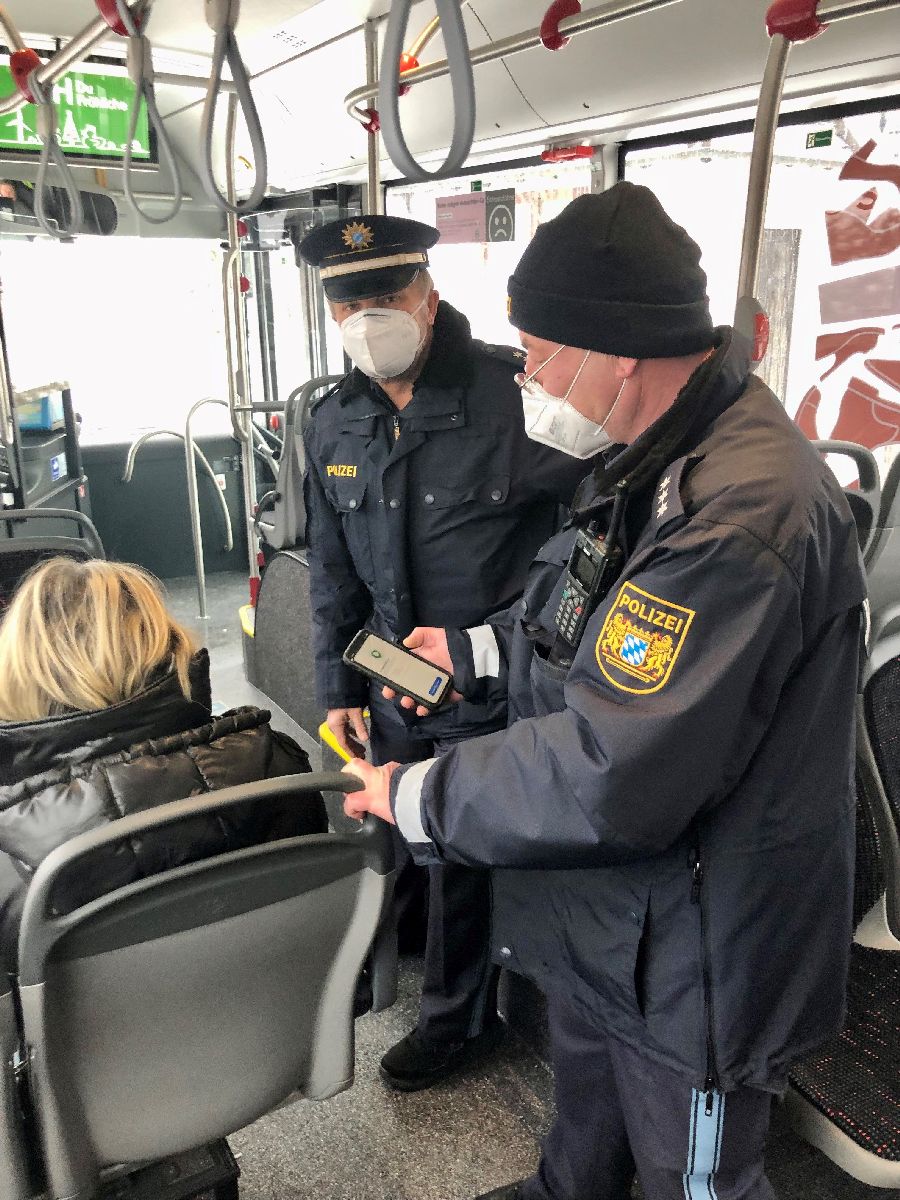  PHK Fieber und PHK Käsewieter bei der Kontrolle in einem Stadtbus der Stadtwerke Neumarkt Foto: Lukas Nicke, PI Neumarkt