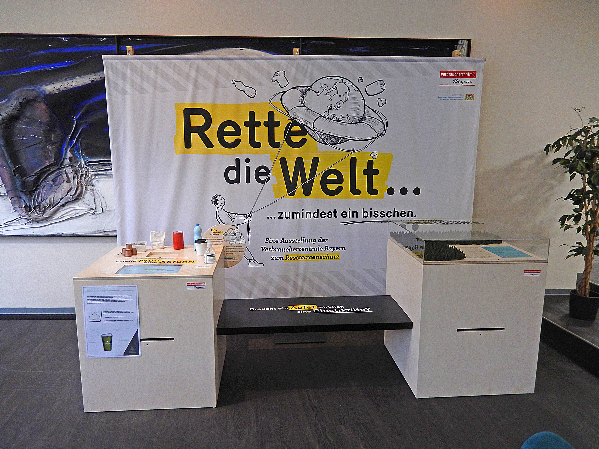 Ausstellung „Rette die Welt“ in der Stadtbibliothek. Foto © Regina Panjuschkin