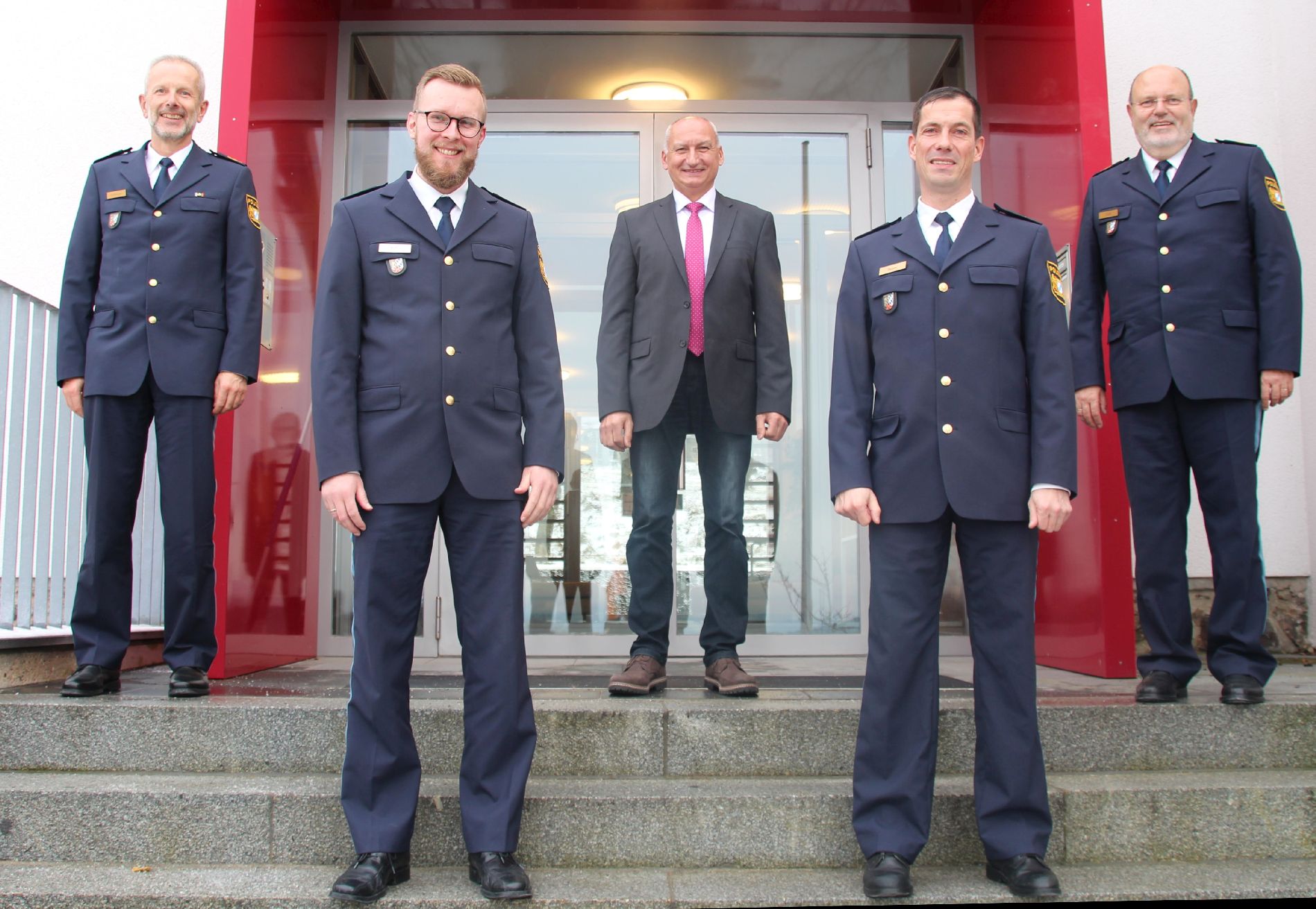 v.l.n.r.: Polizeivizepräsident Thomas Schöniger, Polizeirat Sven Buhl, Erster Kriminalhauptkommissar Franz Eichenseher (Personalrat), Polizeioberrat Vincent Bauer, Polizeipräsident Norbert Zink Foto: Polizeipräsidium Oberpfalz