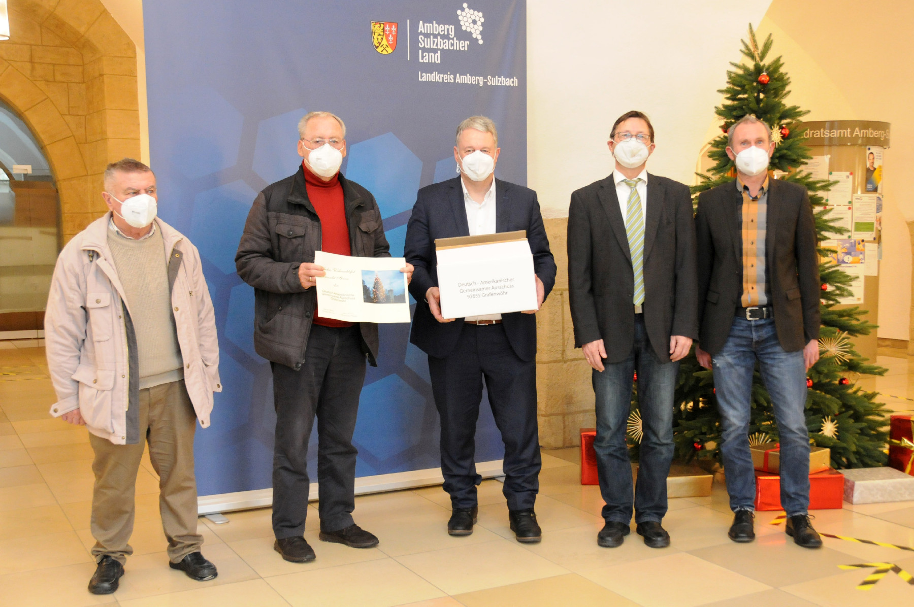 Hermann Marherr und Helmuth Wächter vom DAGA übergaben die Geschenke an Landrat Richard Reisinger, Abteilungsleiter Dr. Norbert Vogl und Sozialamtsleiter Georg Jobst (v.li.) Foto: Christine Hollederer