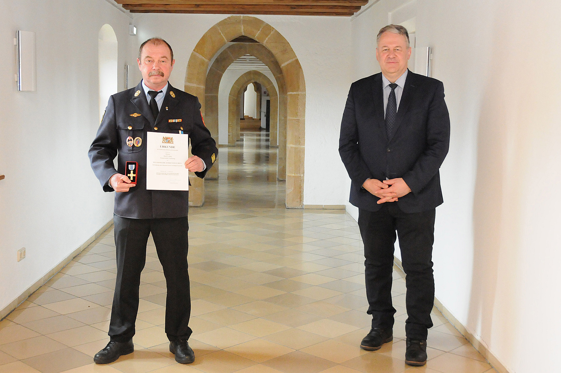 Die Feuerwehr hat im Leben von Karl Luber einen hohen Stellenwert. Für 40 Jahre aktiven Dienst händigte Landrat Richard Reisinger ihm das Ehrenzeichen in Gold aus Foto: Christine Hollederer