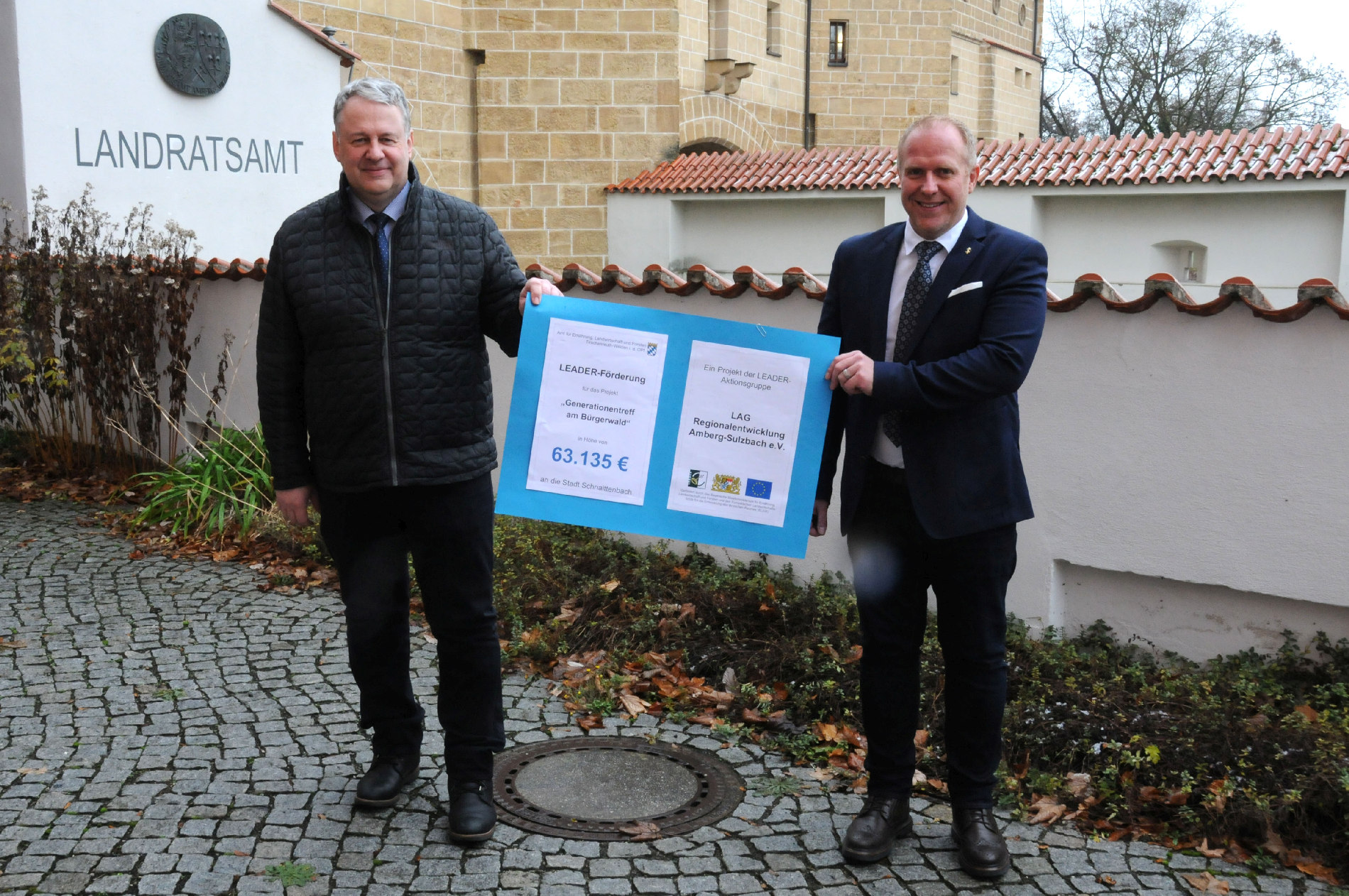 Bescherung bereits kurz vor Weihnachten. Landrat Richard Reisinger konnte dem Schnaittenbacher Bürgermeister Marcus Eichenmüller einen Förderbescheid mit mehr als 63.000 Euro überreichen Foto: Christine Hollederer