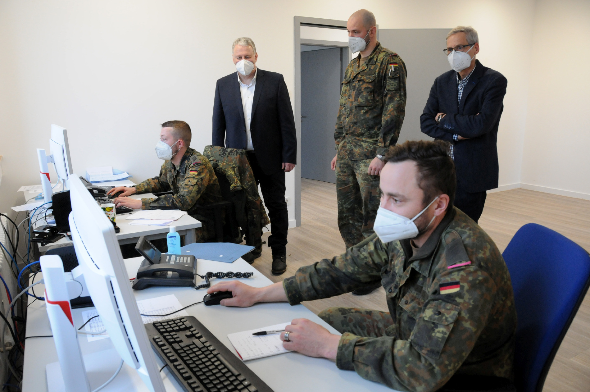 Stippvisite von Landrat Richard Reisinger, Hauptmann Konieczny und Gesundheitsamt-Leiter Dr. Roland Brey. Im Vordergrund die Oberstabsgefreiten DiSante und Keierleber (v.li.) bei der Kontaktnachverfolgung Foto: Christine Hollederer