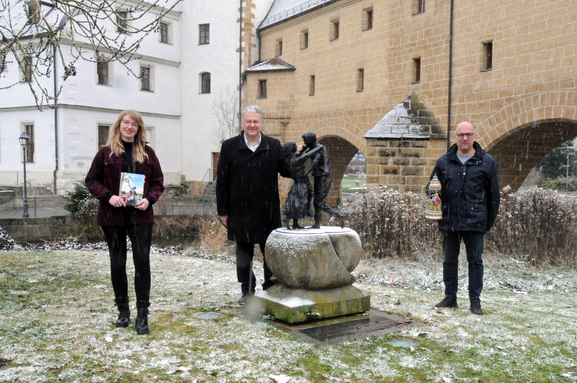 Die „Kirwa im Amberg-Sulzbacher Land“ soll Kulturerbe werden. Dafür setzen sich die Landkreis-Touristikerin, Regina Wolfohr, Landrat Richard Reisinger und der Kreisheimatpfleger für Kirwa, Dieter Kohl ein (von links) Foto: Christine Hollederer