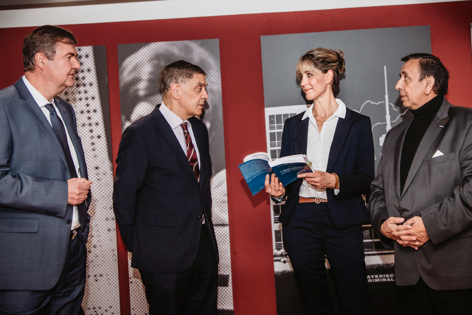 von links nach rechts: BLKA-Präsident Harald Pickert, der Vorsitzende des Zentralrats Deutscher Sinti und Roma, Romani Rose, Dr. Eveline Diener vom BLKA und der Vorsitzende des Verbands Deutscher Sinti und Roma – Landesverband Bayern, Erich Schneeberger Quelle: Bayerisches Landeskriminalamt