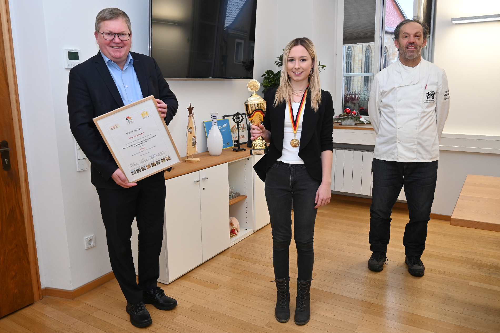 Alina Schönberger (mitte) holte den zweiten Platz bei der Deutschen Meisterschaft der Bäckerjugend. Oberbürgermeister Michael Cerny (links) und ihr Lehrmeister Alfred Schuller gratulieren Foto: Thomas Graml, Stadt Amberg