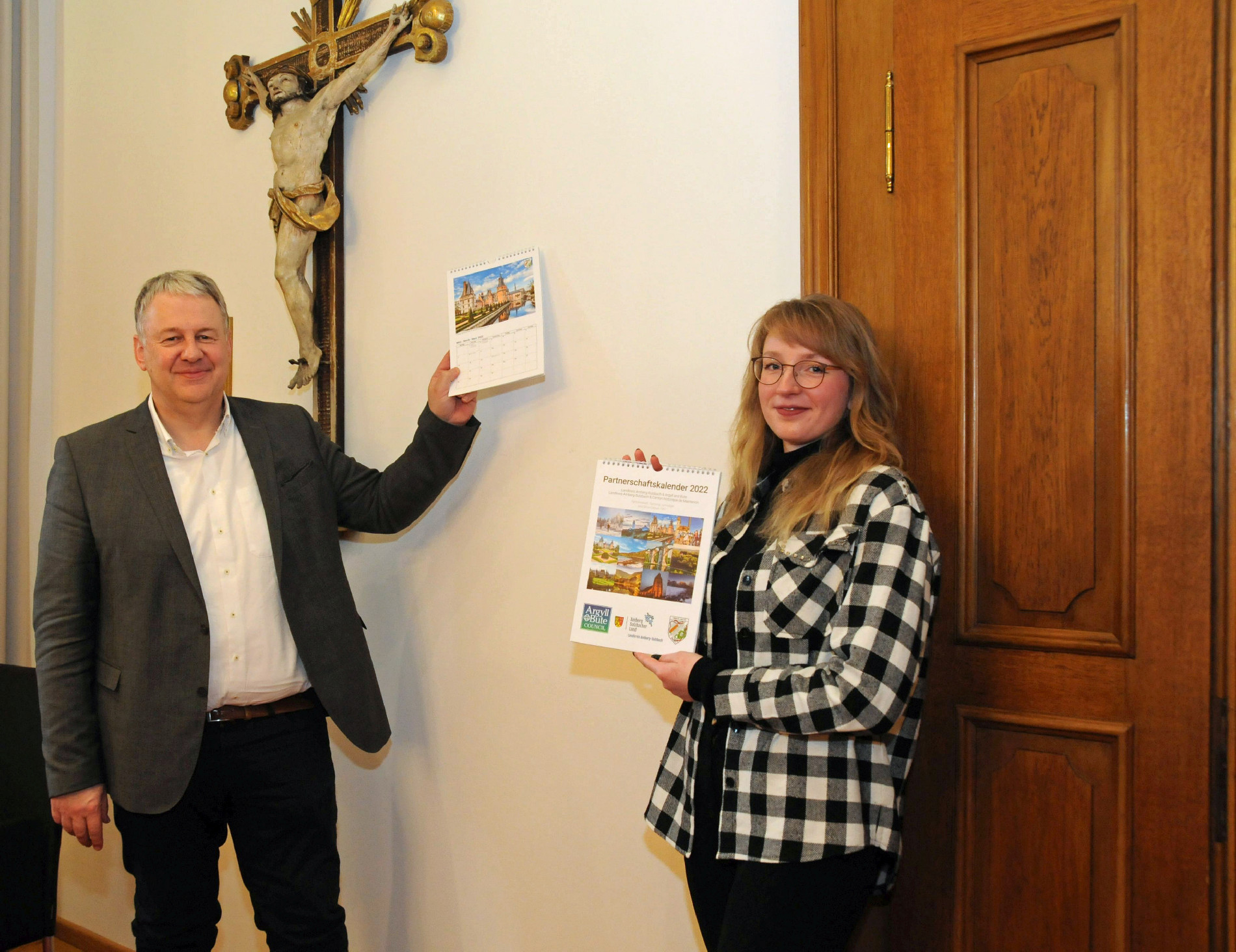 Dankbar für 55 Jahre Freundschaft zwischen den Ländern, präsentieren Landrat Richard Reisinger und Regina Wolfohr den Partnerschaftskalender 2022 Foto: Christine Hollederer