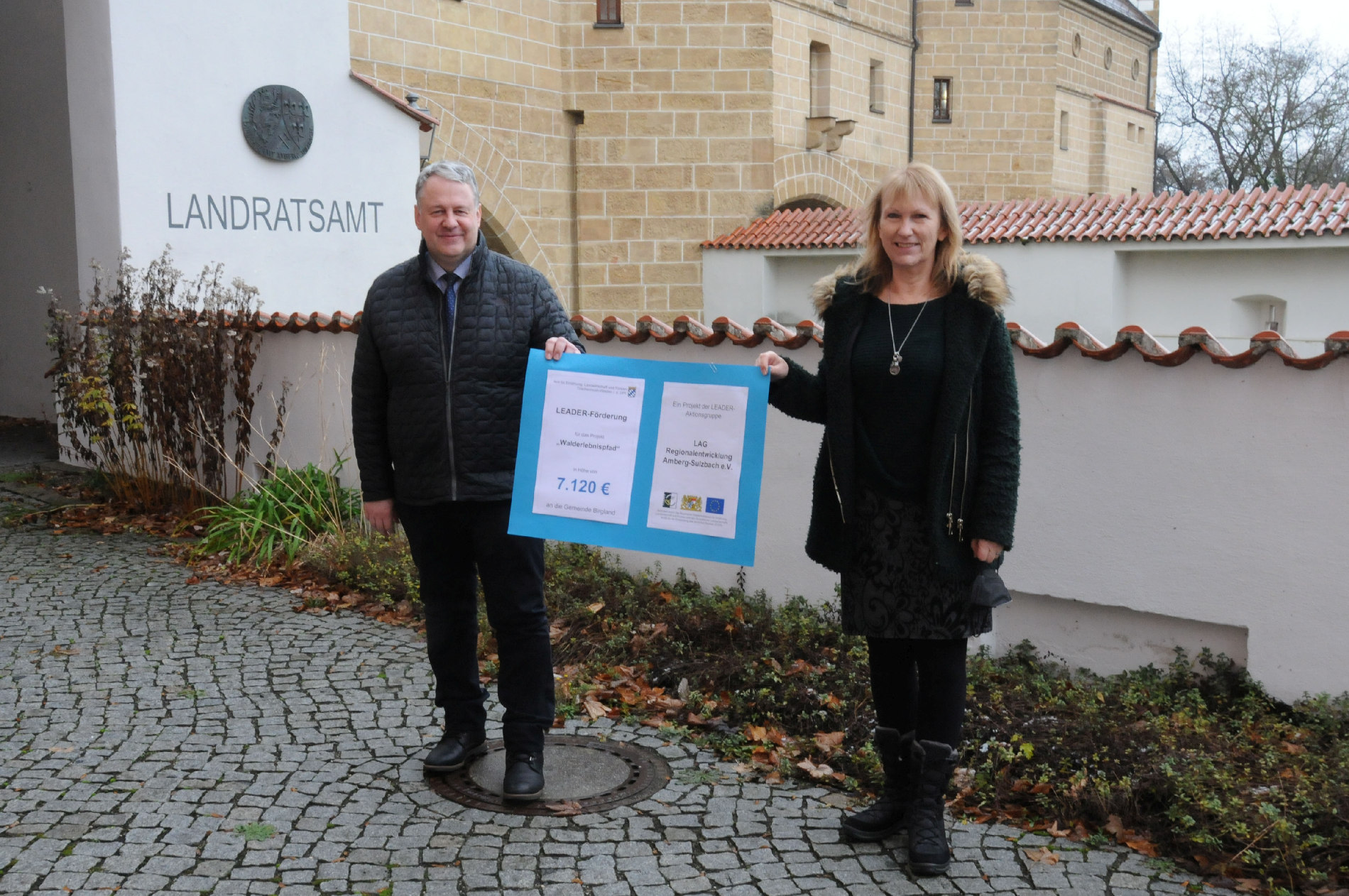 Geschenk kurz vor dem Fest: Bürgermeisterin Brigitte Bachmann durfte sich über einen Förderbescheid freuen, den ihr Landrat Richard Reisinger als Vorsitzender der LAG Regionalentwicklung Amberg-Sulzbach überreichte. Foto: Christine Hollederer