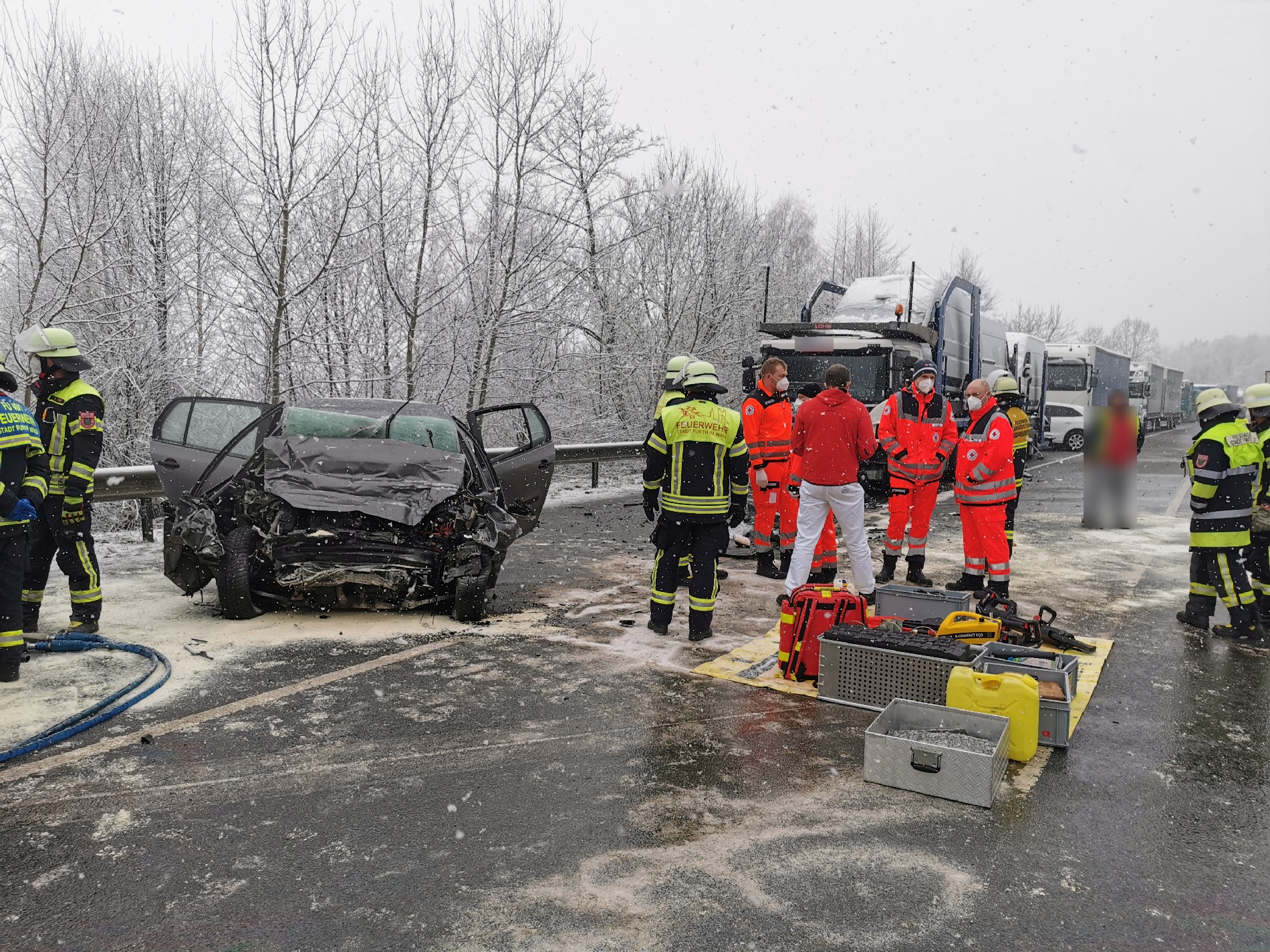 Schwerer Verkehrsunfall auf der B20 bei Arnschwang