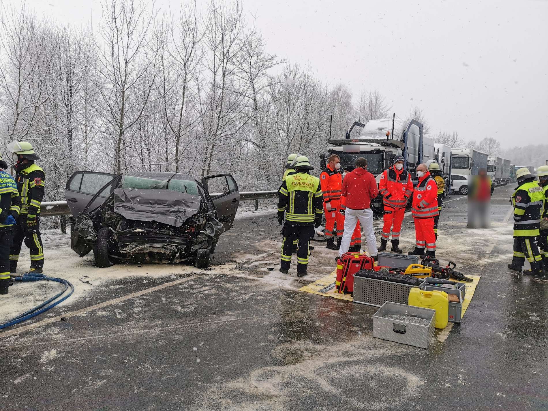 In dem PKW wurde eine Person schwer eingeklemmt und tödlich verletzt Foto: Kreisbrandinspektion Cham