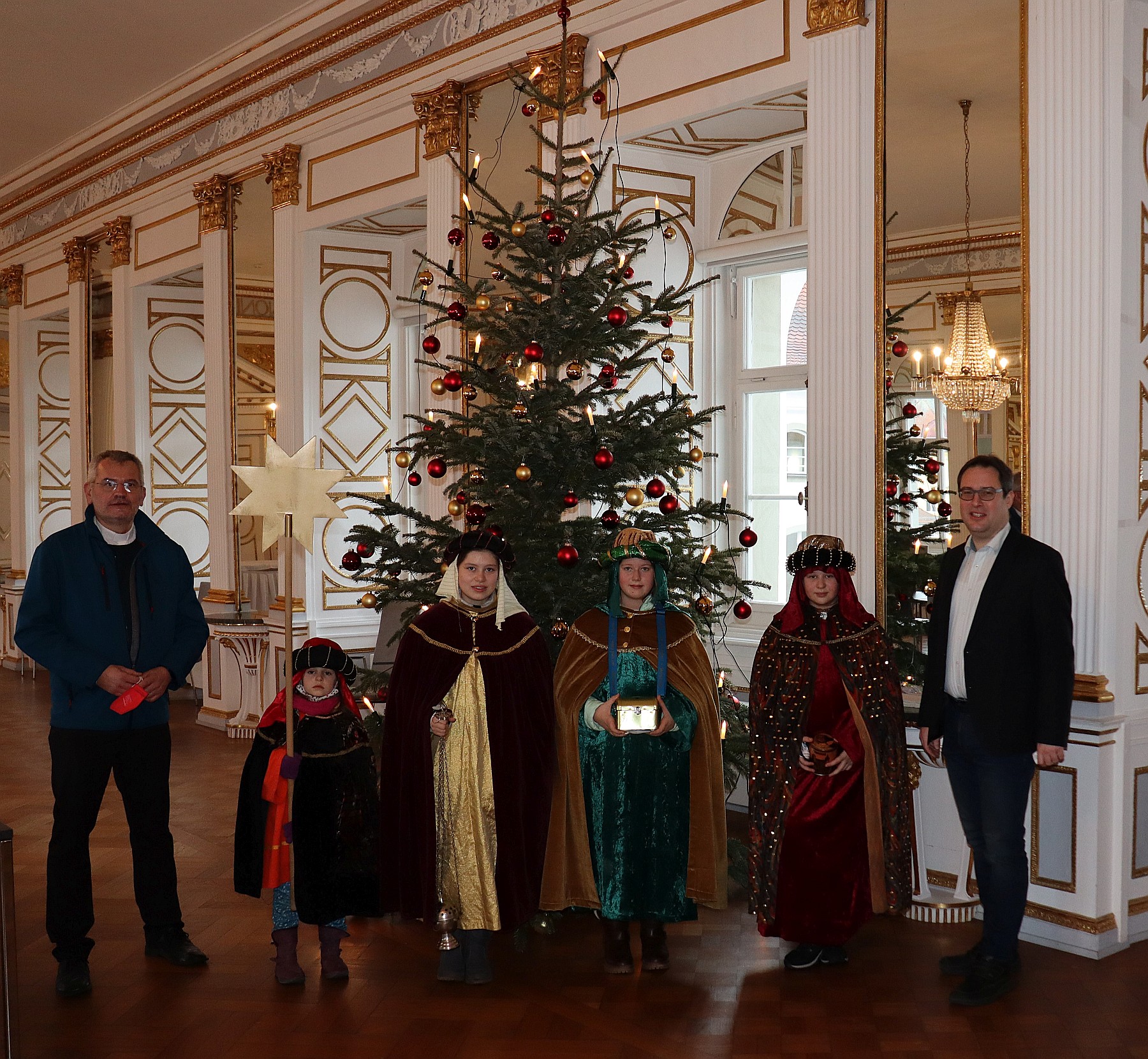 Regierungsvizepräsident Florian Luderschmid (re.) begrüßt Sternsinger in der Regierung der Oberpfalz Foto: Schmied/Regierung der Oberpfalz