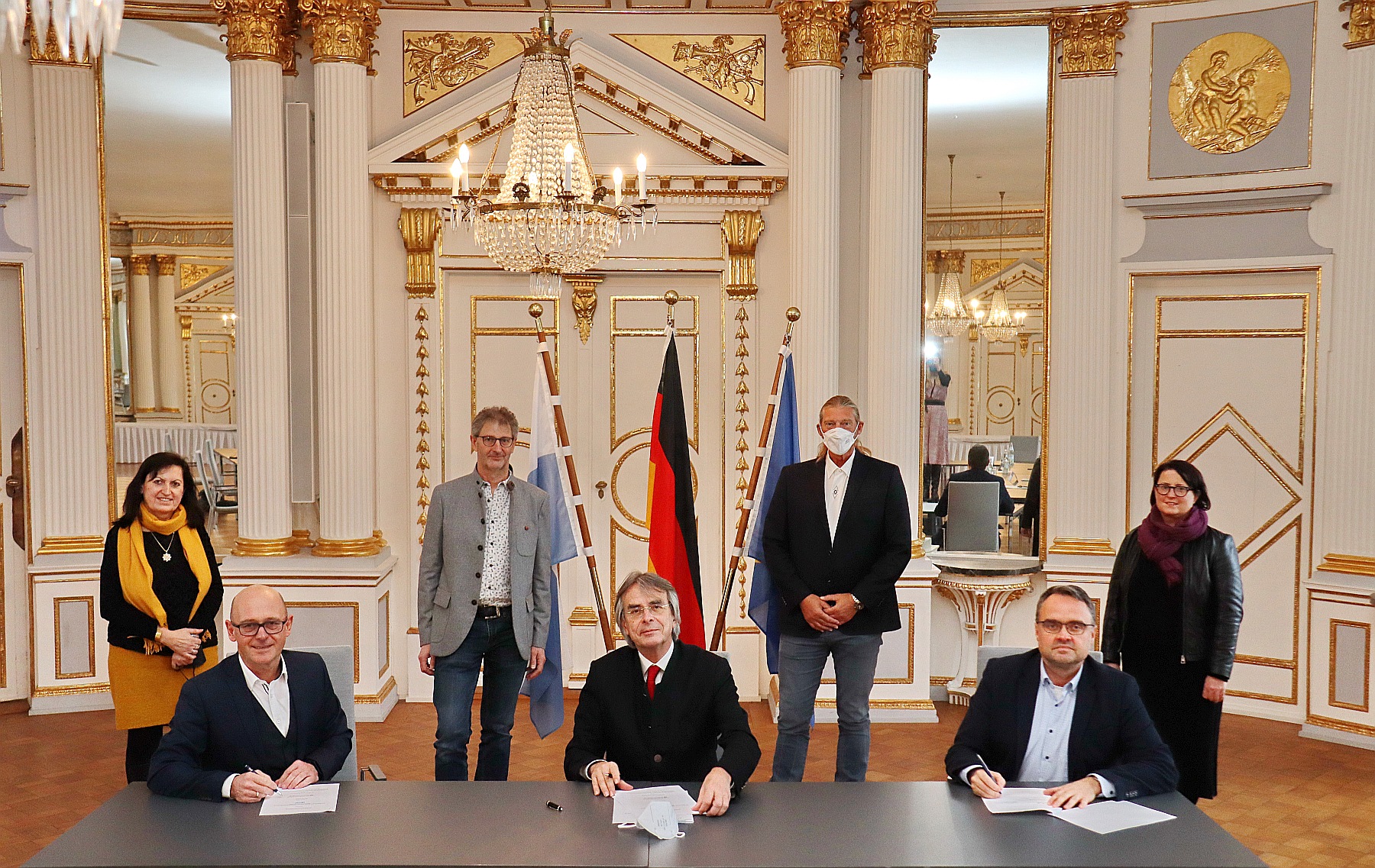 Maria Karg-Pirzer (Stellvertretende Bezirksvorsitzende BLLV Oberpfalz), Sebastian Hutzenthaler (Vorstandsmitglied Dominik-Brunner-Stiftung), Albert Semmler (Koordinator der pack ma’s-Seminare BLLV Oberpfalz), Regierungspräsident Axel Bartelt, Nicolo Witte (Referent und Veranstalter von pack ma’s) und Manuel Sennert (1. Bezirksvorsitzender des BLLV Oberpfalz, v. li.) Regierung der Oberpfal/Kammermeier