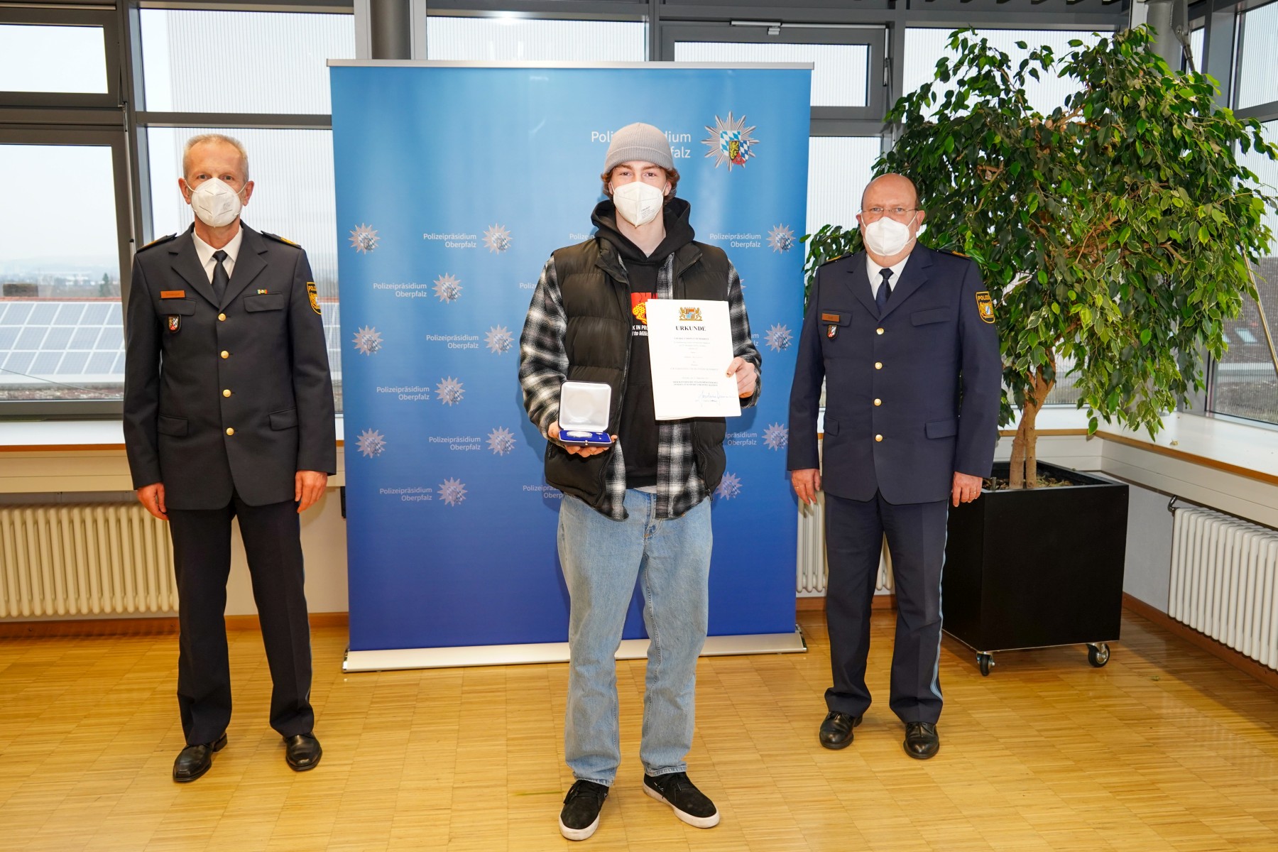 V.l.n.r.: Polizeivizepräsident Thomas Schöniger, Andreas Spitzner, Polizeipräsident Norbert Zink Foto: Polizeipräsidium Oberpfalz