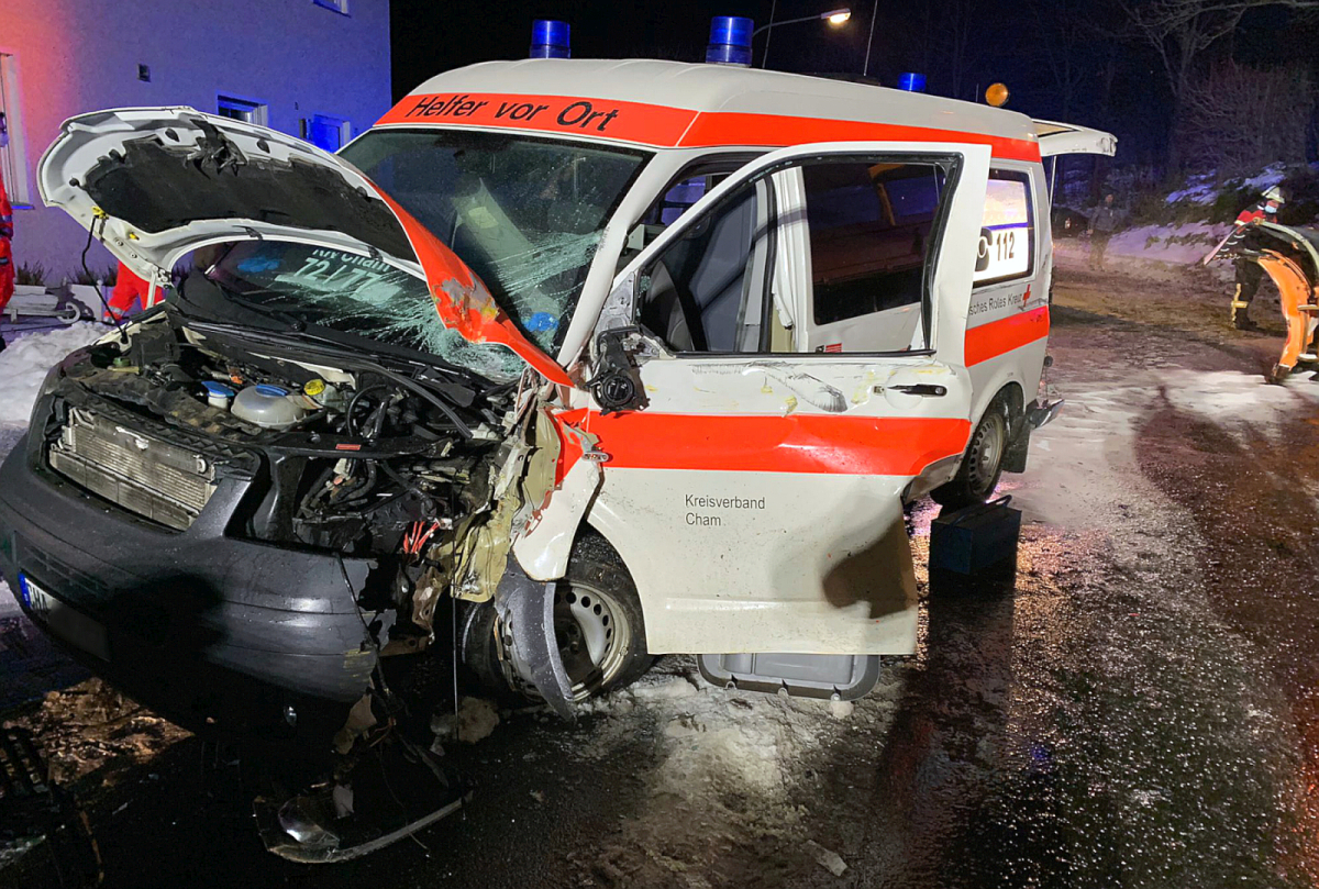 Verkehrsunfall mit Einsatzfahrzeug des BRK