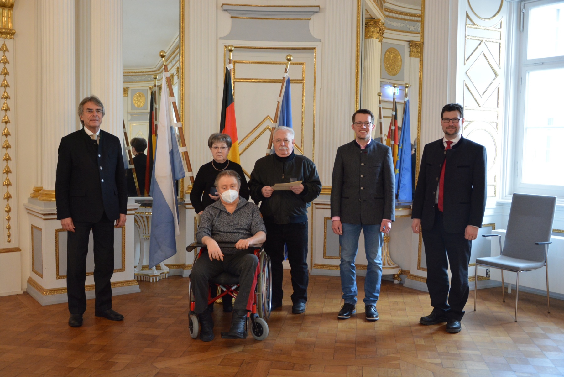 v.l.n.r.: Regierungspräsident Axel Bartelt, Elisabeth Schanzer, Markus Schanzer, Hermann Schanzer, Ordensanreger Andreas Roider, Paul Roßberger, 1. Bürgermeister Markt Lam Foto: Regierung der Oberpfalz/Schmied