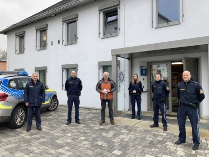 Polizeioberkommissar Jürgen Joneitis (von re.) übergibt mit den Kollegen/-in Max Windisch, Vanessa Plommer und Stefan Kick den Spendenbetrag an Herbert Putzer (3.v.li.), der sich für die Spende im Namen der Kinderkrebshilfe herzlichst bedankt. Dienststellenleiter Werner Stopfer (li.) freut sich, dass damit ein gewisser Beitrag zur Hilfe geleistet werden kann Foto: Polizei Eschenbach