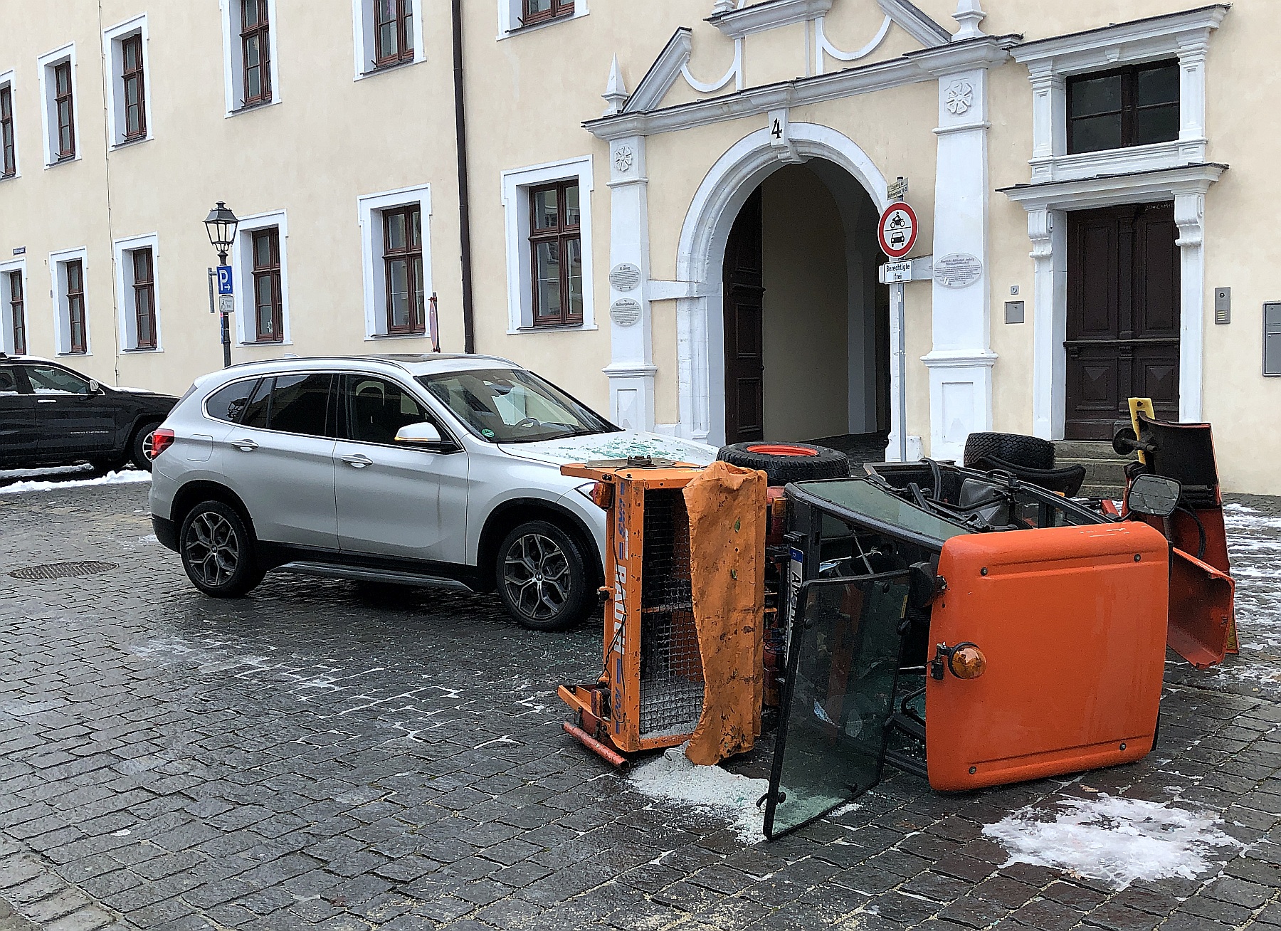 Bei dem Unfall kippte das Räumfahrzeug zur Seite Foto: Polizei Amberg