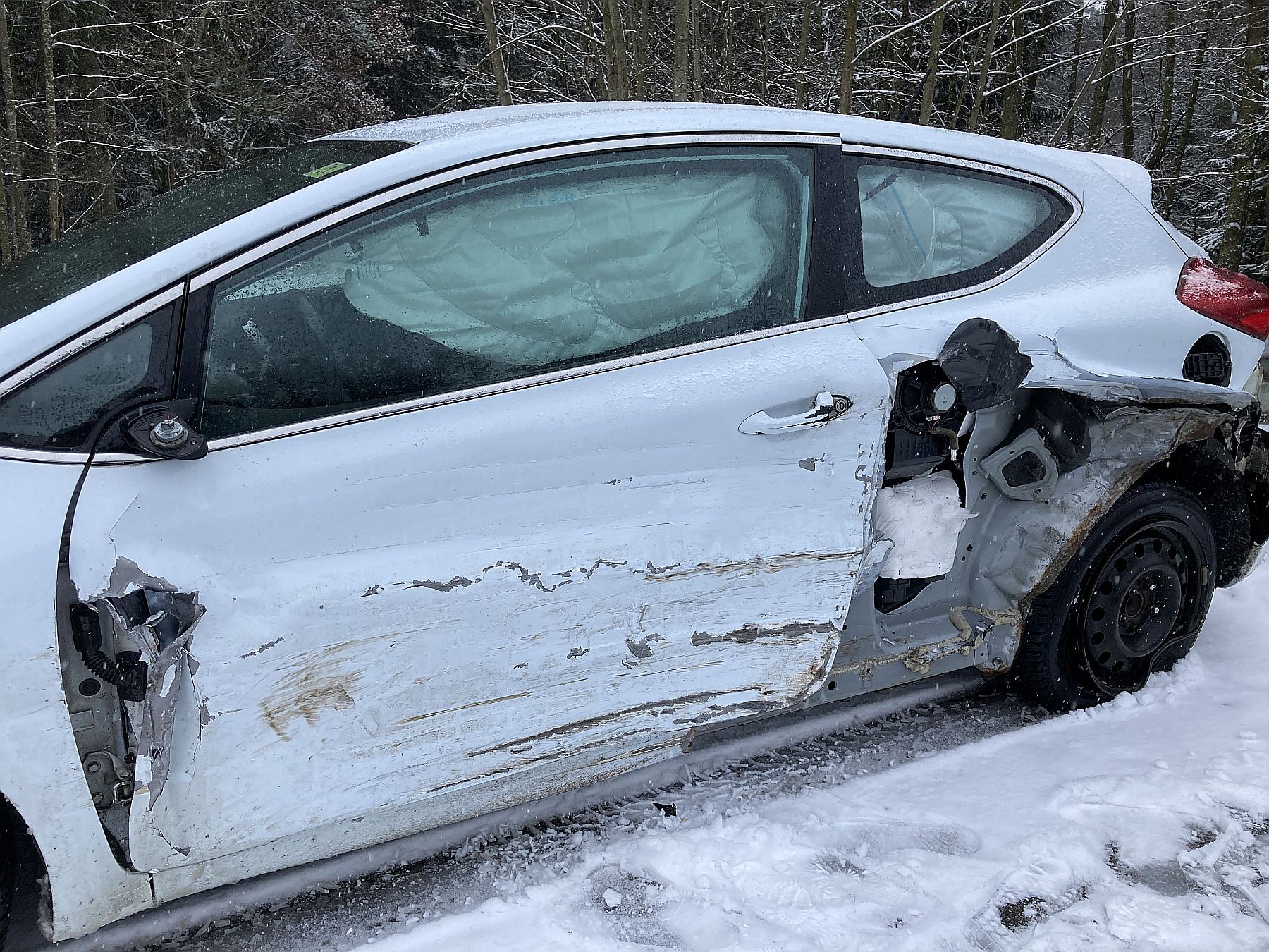 Der beschädigte Mazda des Unfallverursachers Quelle: PI NEW