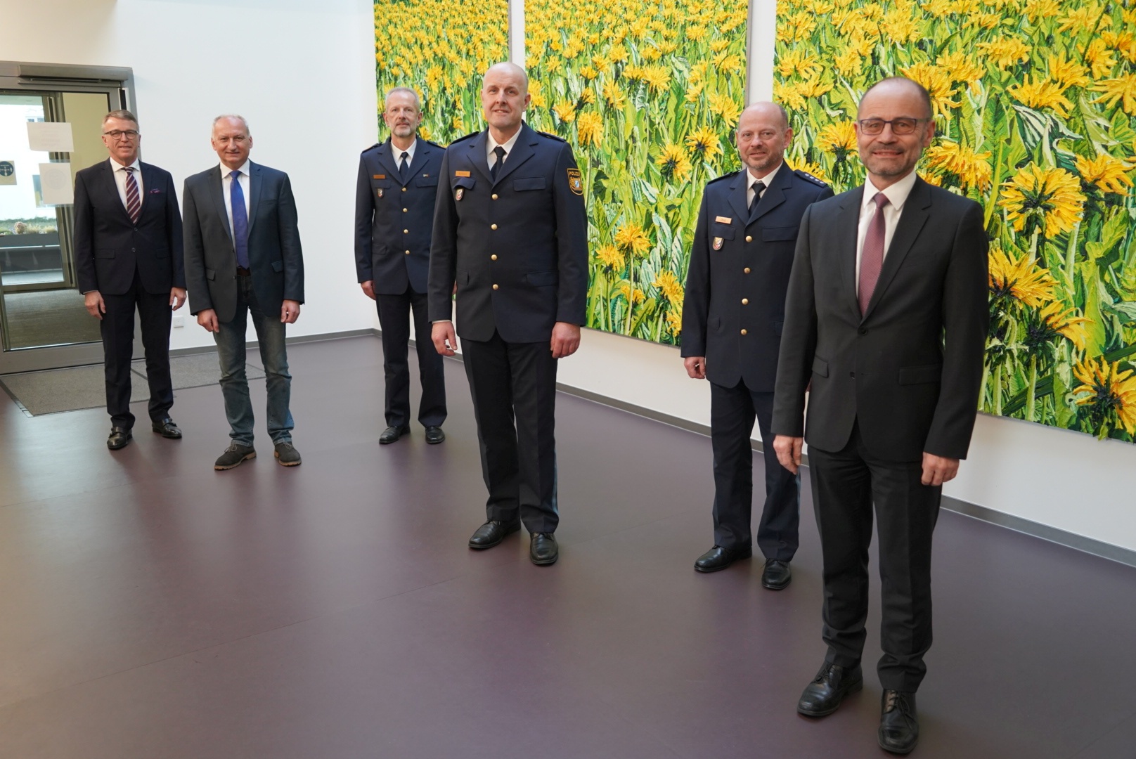 V.l.n.r.: Erster Bürgermeister Franz Stahl, Personalrat Franz Eichenseher, Polizeivizepräsident Thomas Schöniger, Polizeihauptkommissar Günther Burkhard, Kriminalhauptkommissar Johannes Zeug, stellv. Landrat Dr. Alfred Scheidler Foto: Polizeipräsidium Oberpfalz