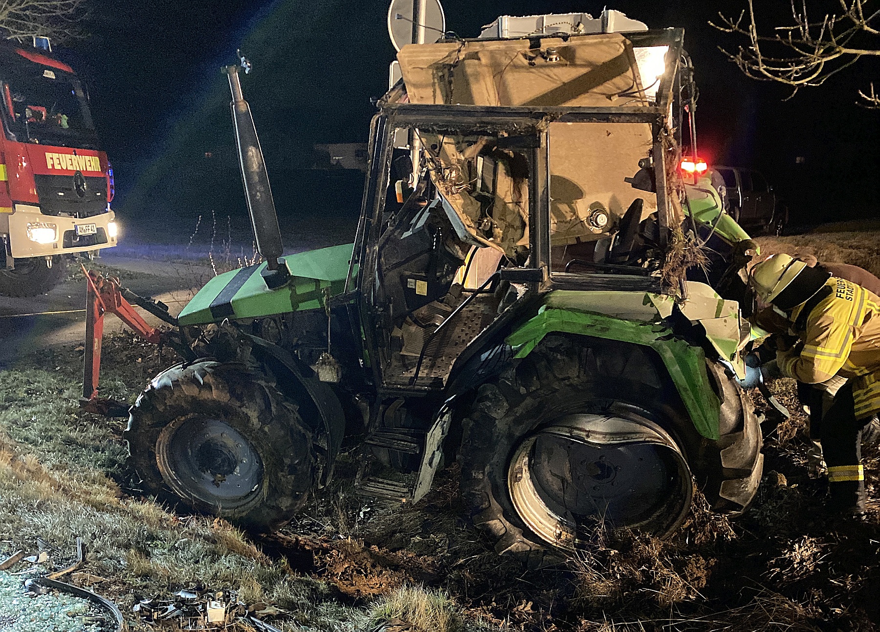 Bei Engelsdorf kam es zum Zusammenstoß zwischen einem PKW und einem Traktor Foto: Polizei Amberg