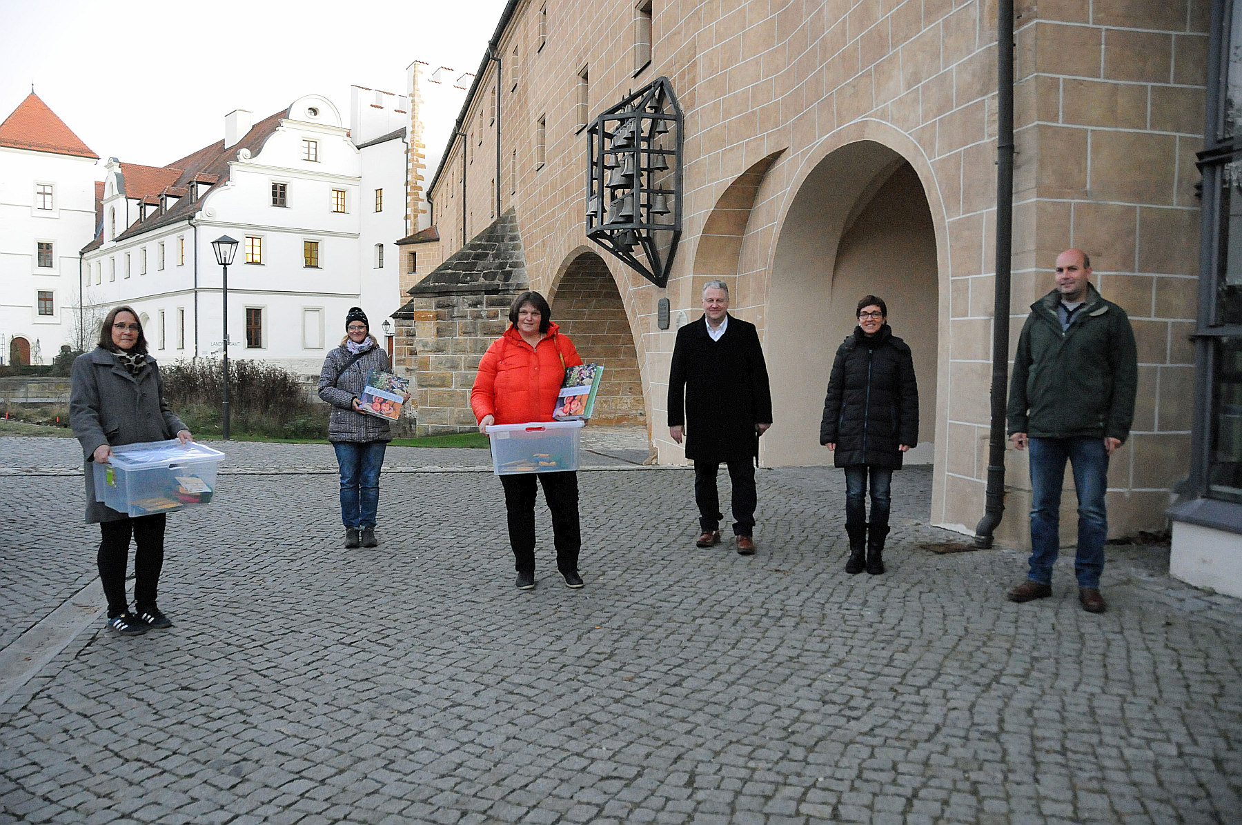 Von rechts: Die Kreisfachberater für Gartenbau und Landespflege, Markus Fuchs und Michaela Basler, und Landrat Richard Reisinger überreichten die Gartenkisten an die Jugendgruppenleiterinnen Tanja Schumann (Ehenfeld), Claudia Lederer (Großschönbrunn) und Erna Braun (Utzenhofen) Foto: Christine Hollederer