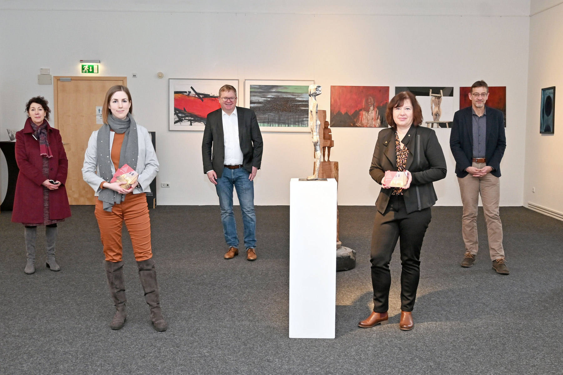 Was erwartet die Besucher 2022 in der Stadtgalerie Alte Feuerwache Amberg? Eine Antwort auf diese spanndende Frage gaben (von links nach rechts) Kuratorin Michaela Grammer, Museumsleiterin Julia Riß, Oberbürgermeister Michael Cerny, Sparda-Bank-Filialleiterin Sabine Seberak sowie Kulturamtsleiter Reiner Volkert. Foto: Susanne Schwab, Stadt Amberg