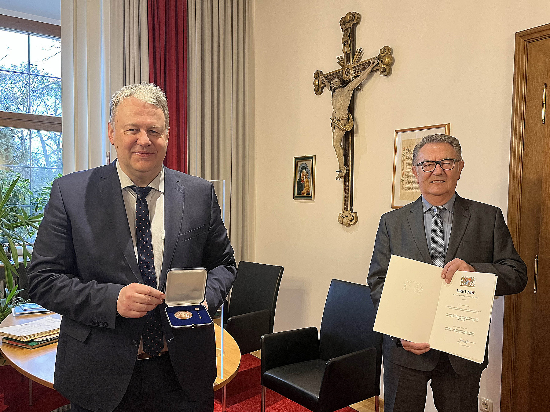 Landrat Richard Reisinger durfte Herbert Lehner (v.li.) die Kommunale Verdienstmedaille in Bronze samt Urkunde aushändigen. Foto: Christine Hollederer