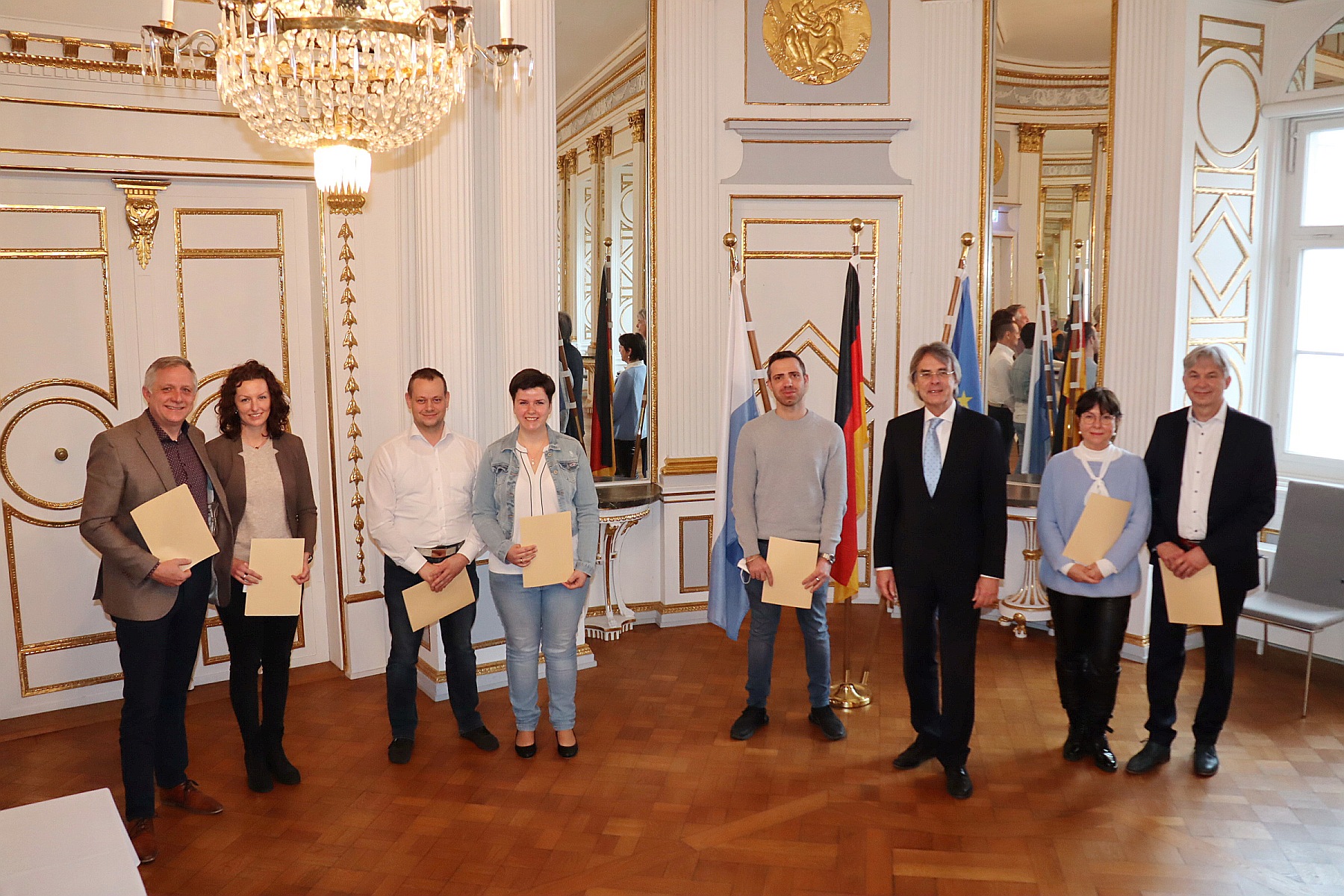 Andreas Artmann, Sabrina und Horst Kraus, Elisabeth Schlipfenbacher, Georg Rampf, Ramona und Benjamin Wier für die Rettung zweier verletzter Piloten aus einem abgestürzten Leichtflugzeug Foto: Regierung der Oberpfalz/Kammermeier